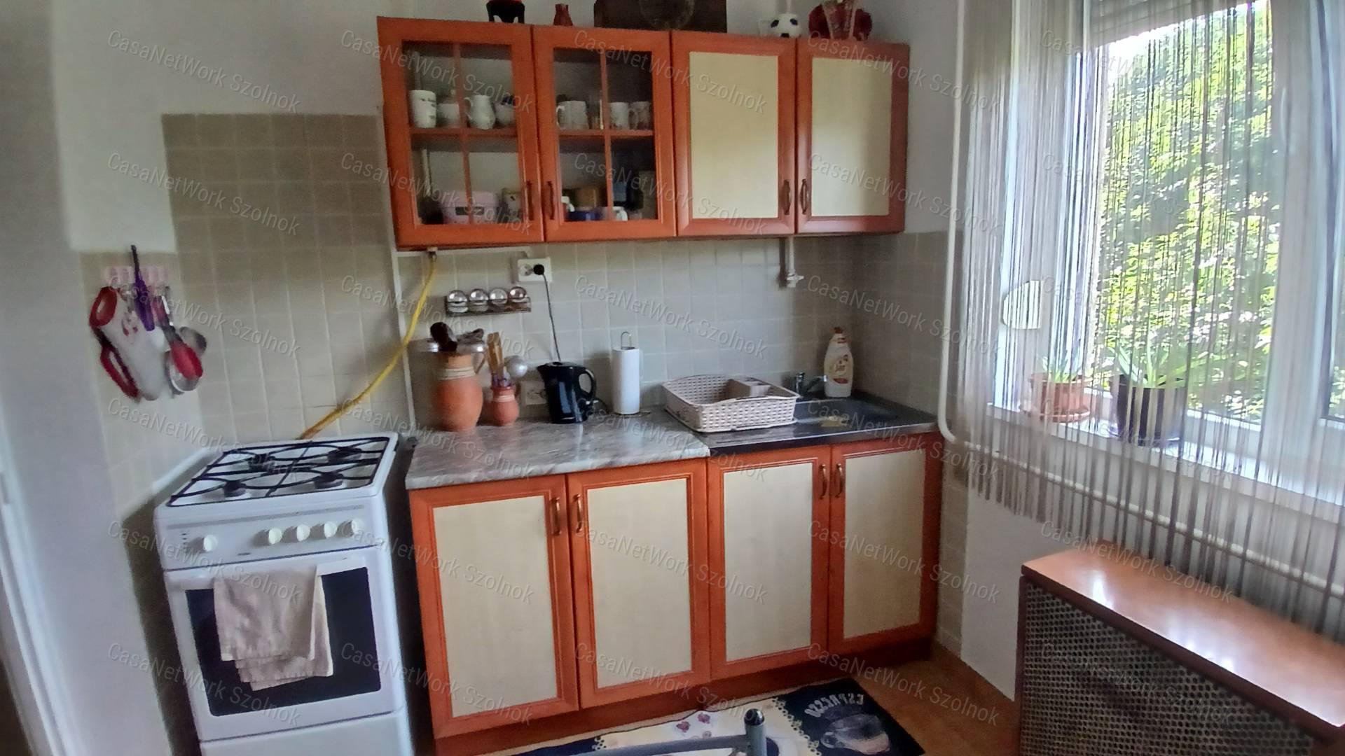 Eladó Martfűn egy felújított 2 szobás 52 m2-es első emeleti lakás