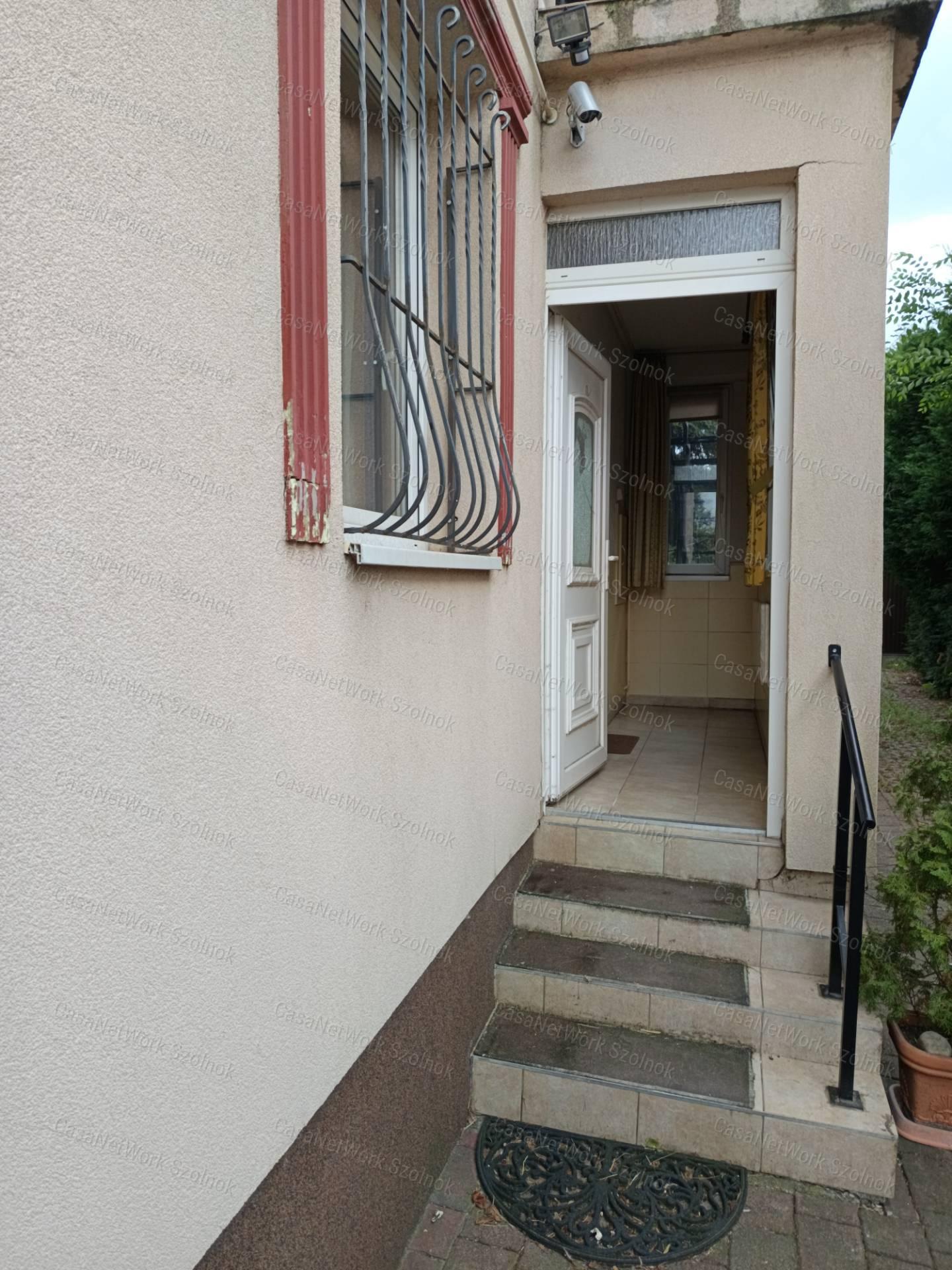 Eladó családi ház, védett zsákutcában
