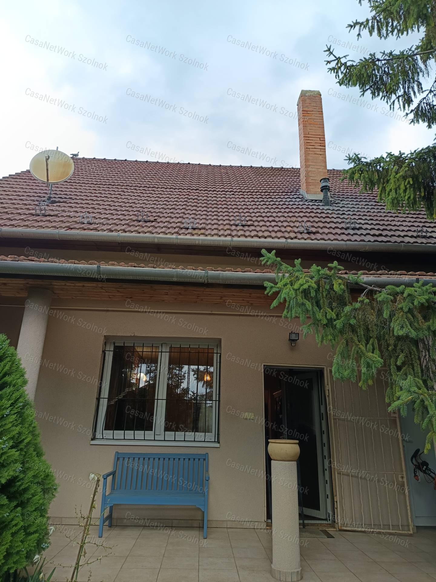 Eladó családi ház, védett zsákutcában