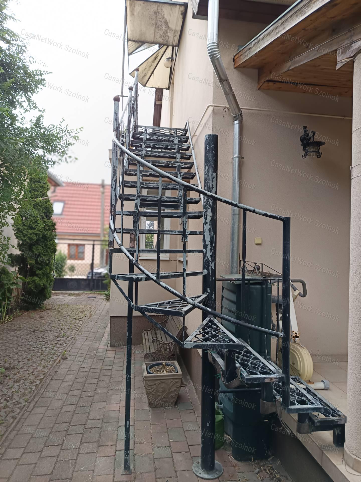 Eladó családi ház, védett zsákutcában