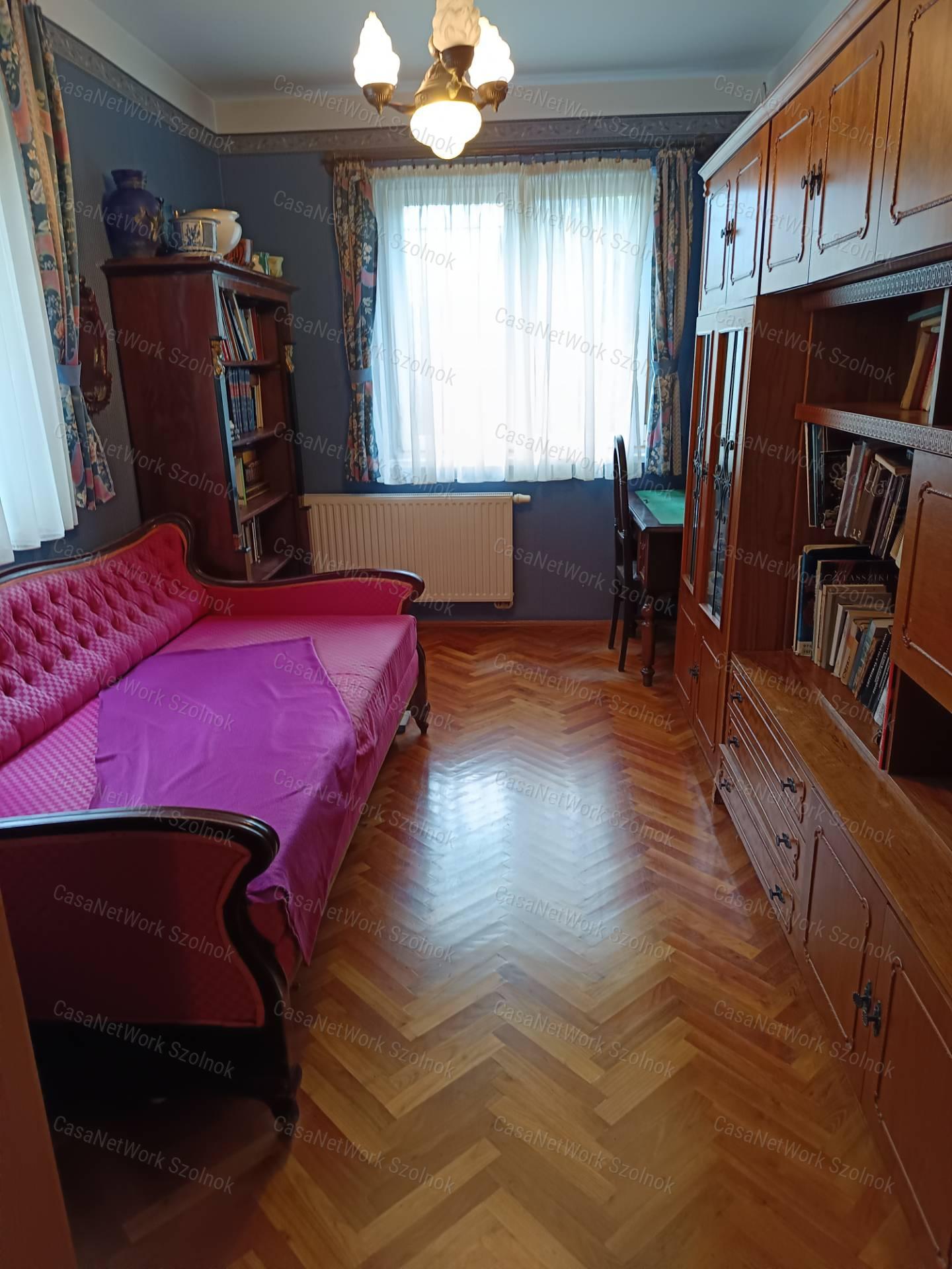 Eladó családi ház, védett zsákutcában