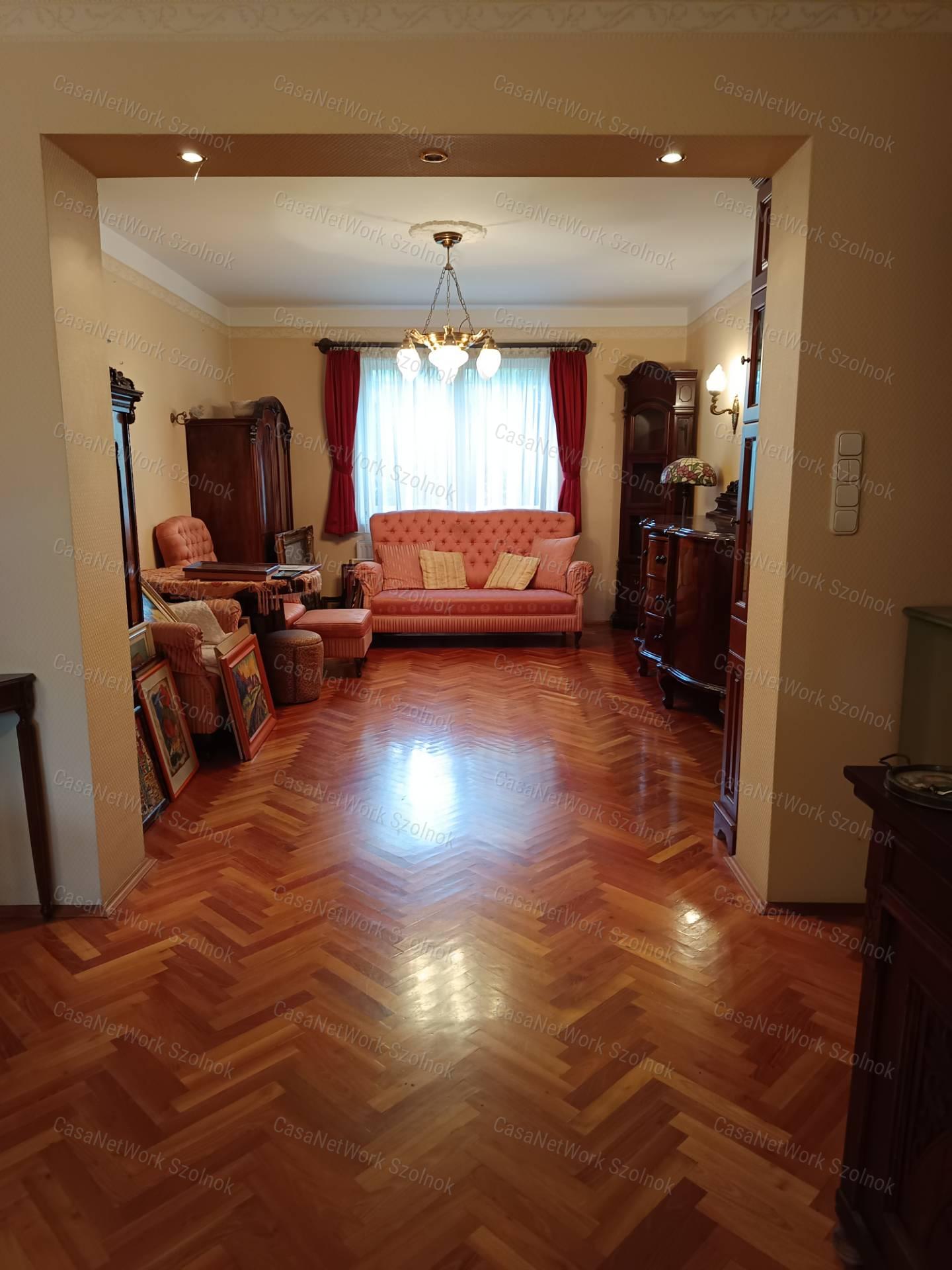 Eladó családi ház, védett zsákutcában