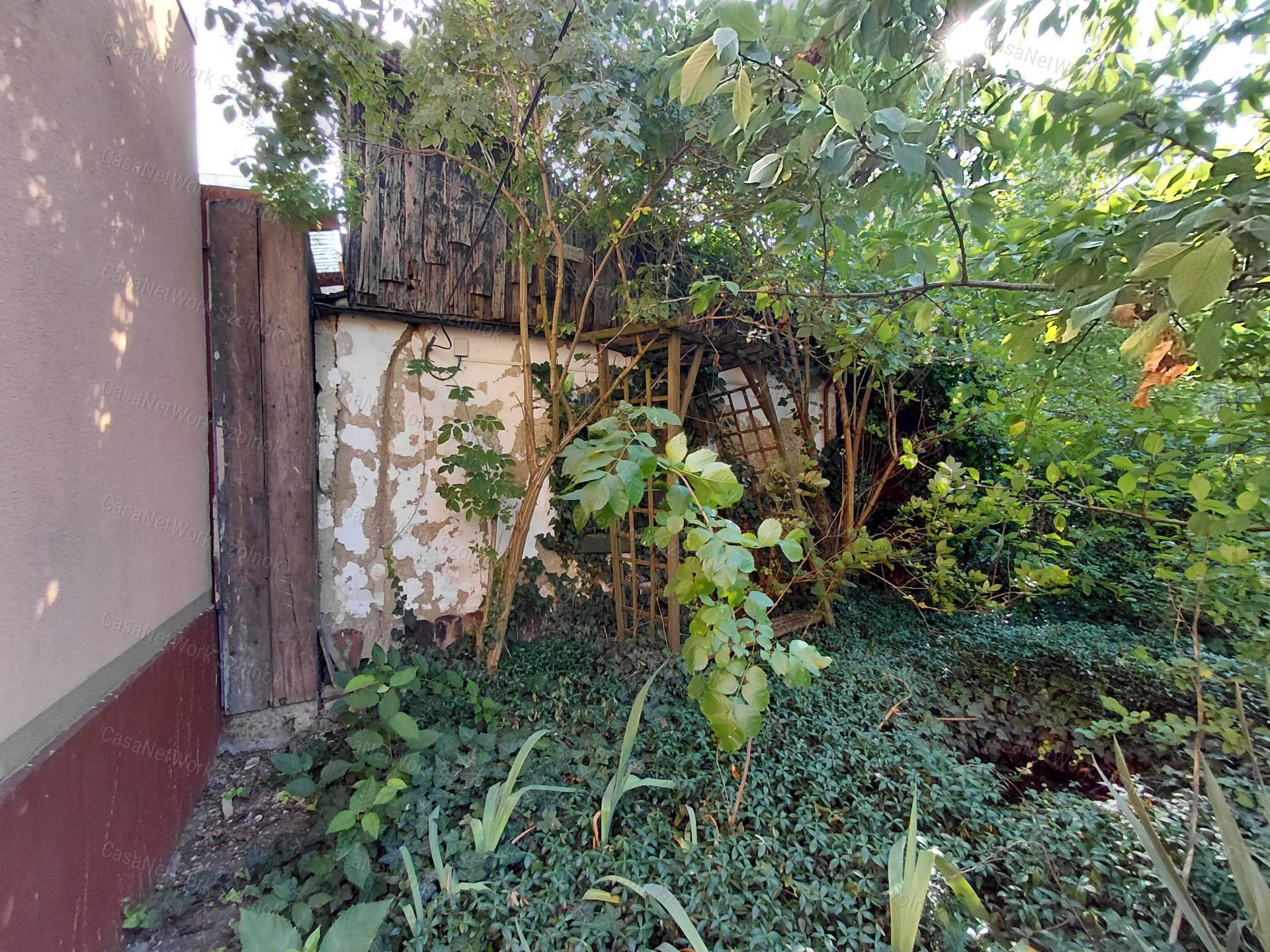 Eladó Szolnok belvárosi, összközműves építési telek.