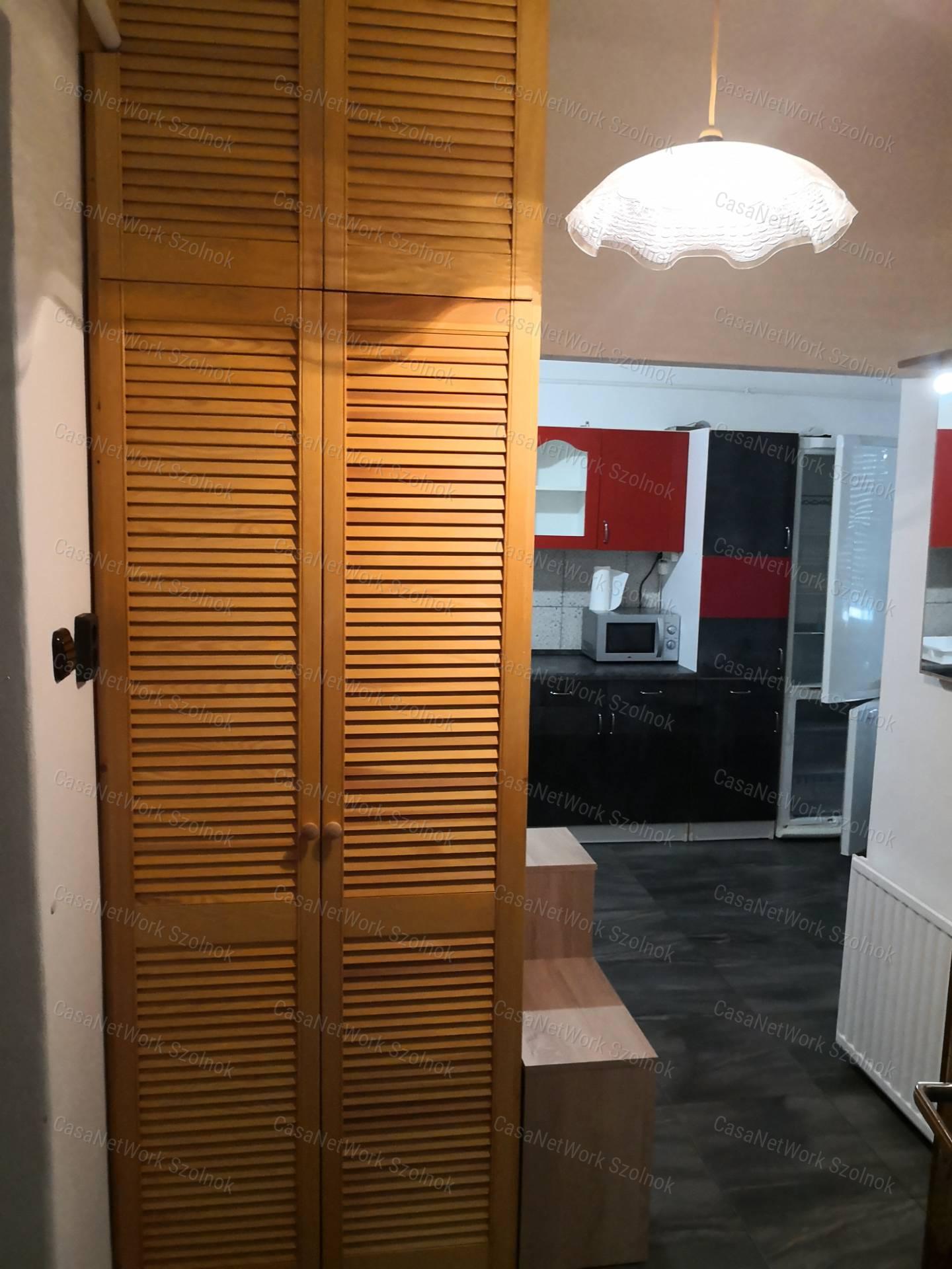 Kiadó Szolnokon első emeleti tégla építésű két szobás lakás