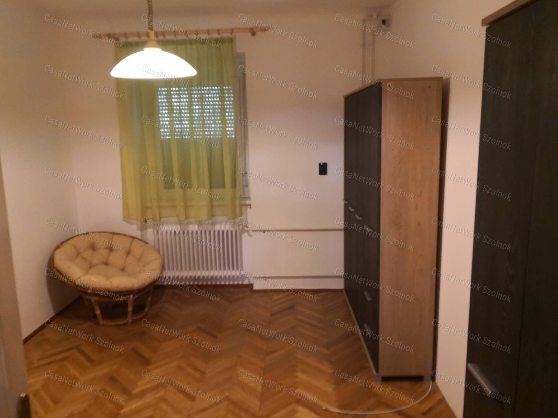 Kiadó Szolnokon első emeleti tégla építésű két szobás lakás