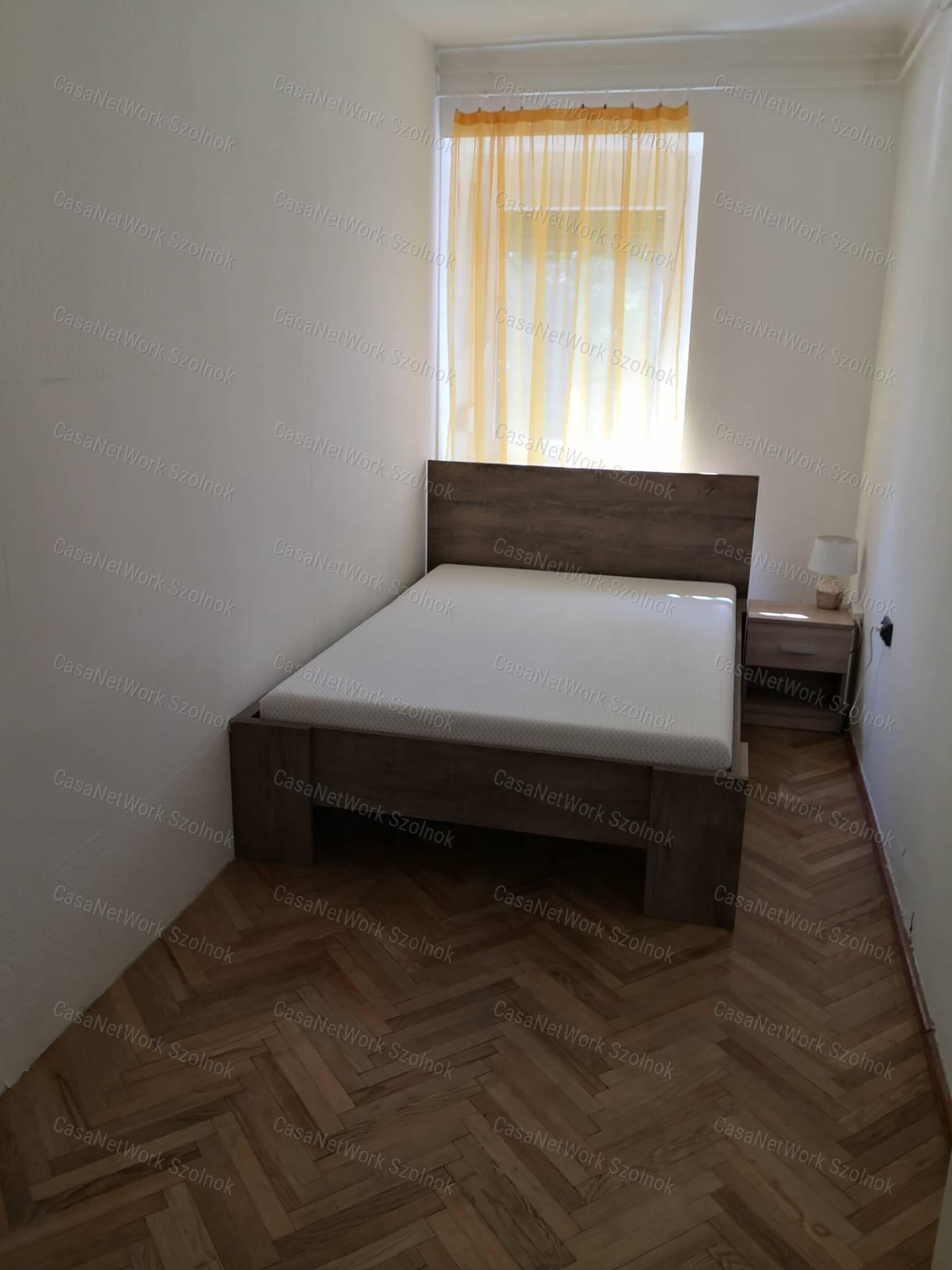 Kiadó Szolnokon első emeleti tégla építésű két szobás lakás