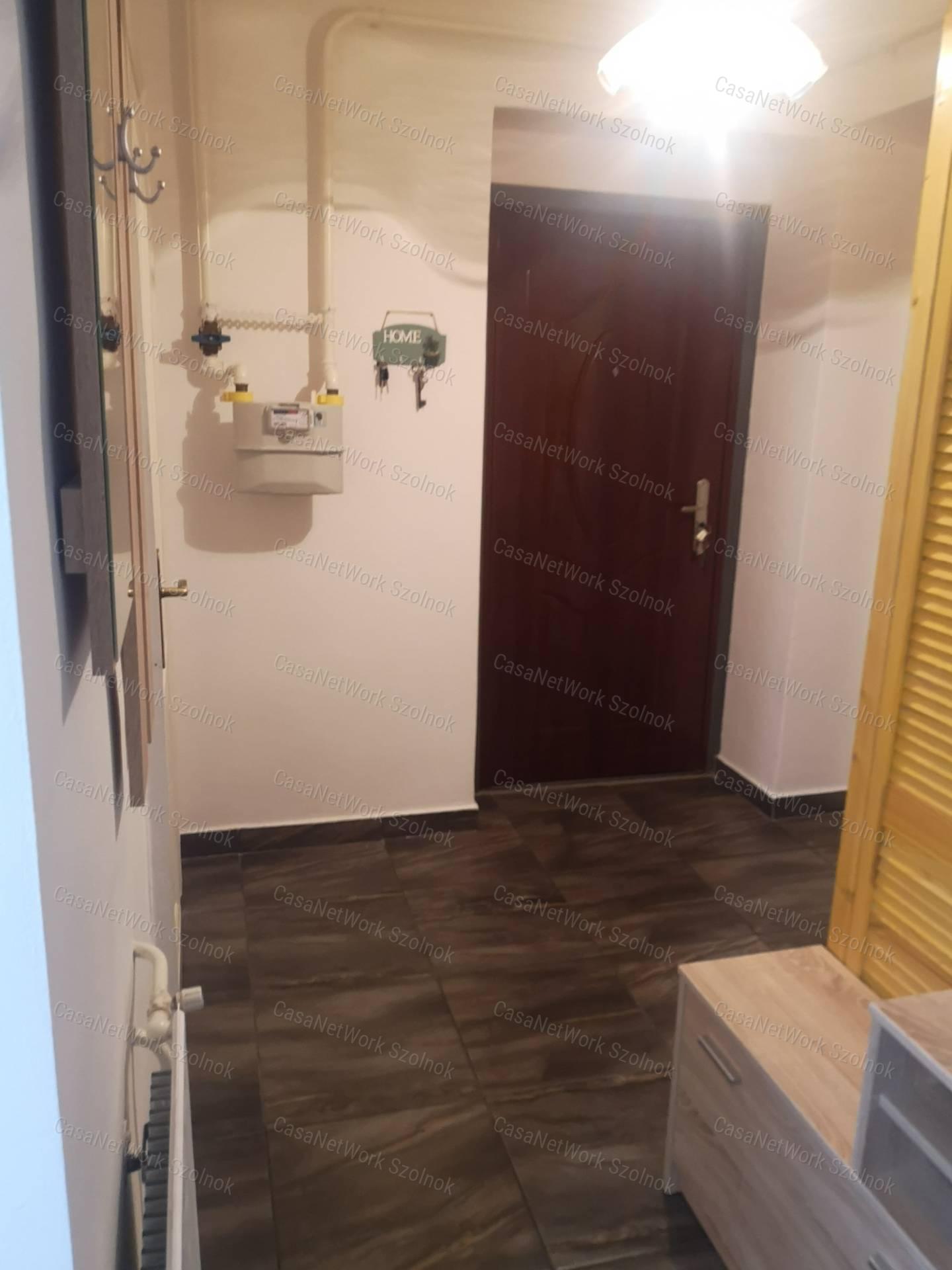 Kiadó Szolnokon első emeleti tégla építésű két szobás lakás