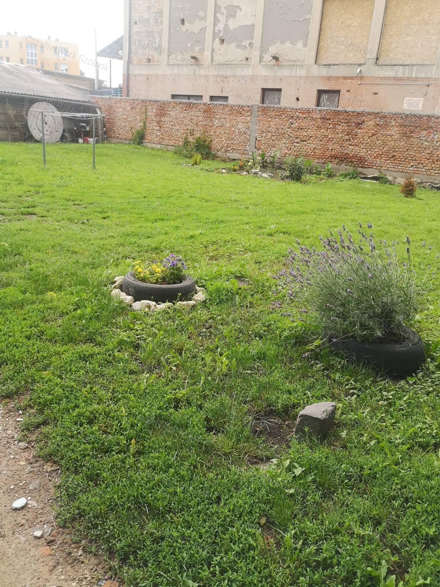 Kiadó Szolnokon első emeleti tégla építésű két szobás lakás