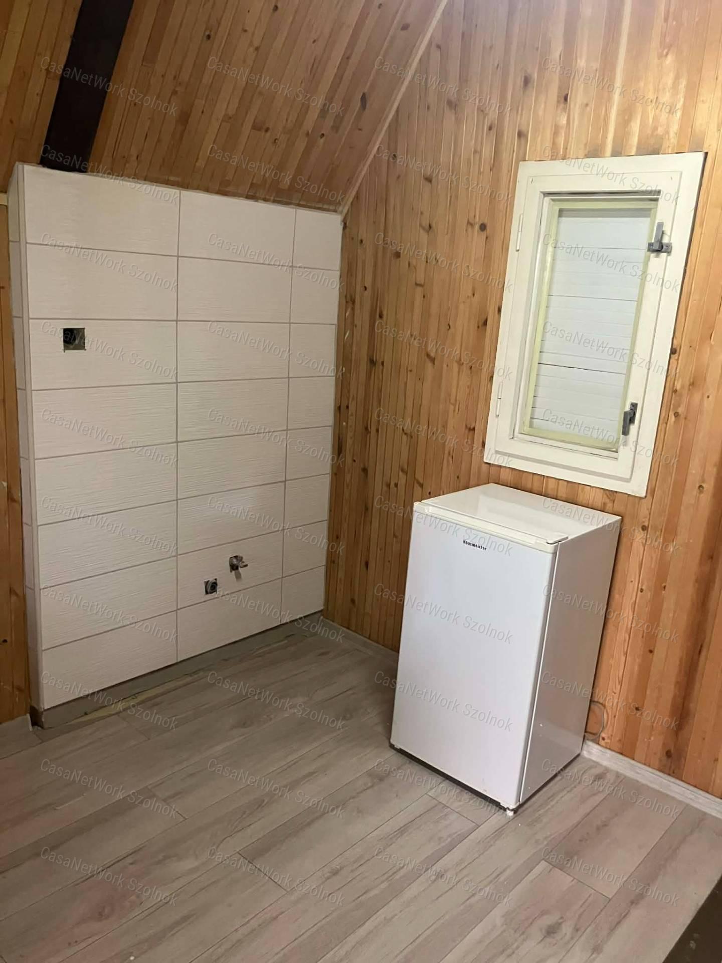 Szolnokon felújított  hétvégi ház eladó !