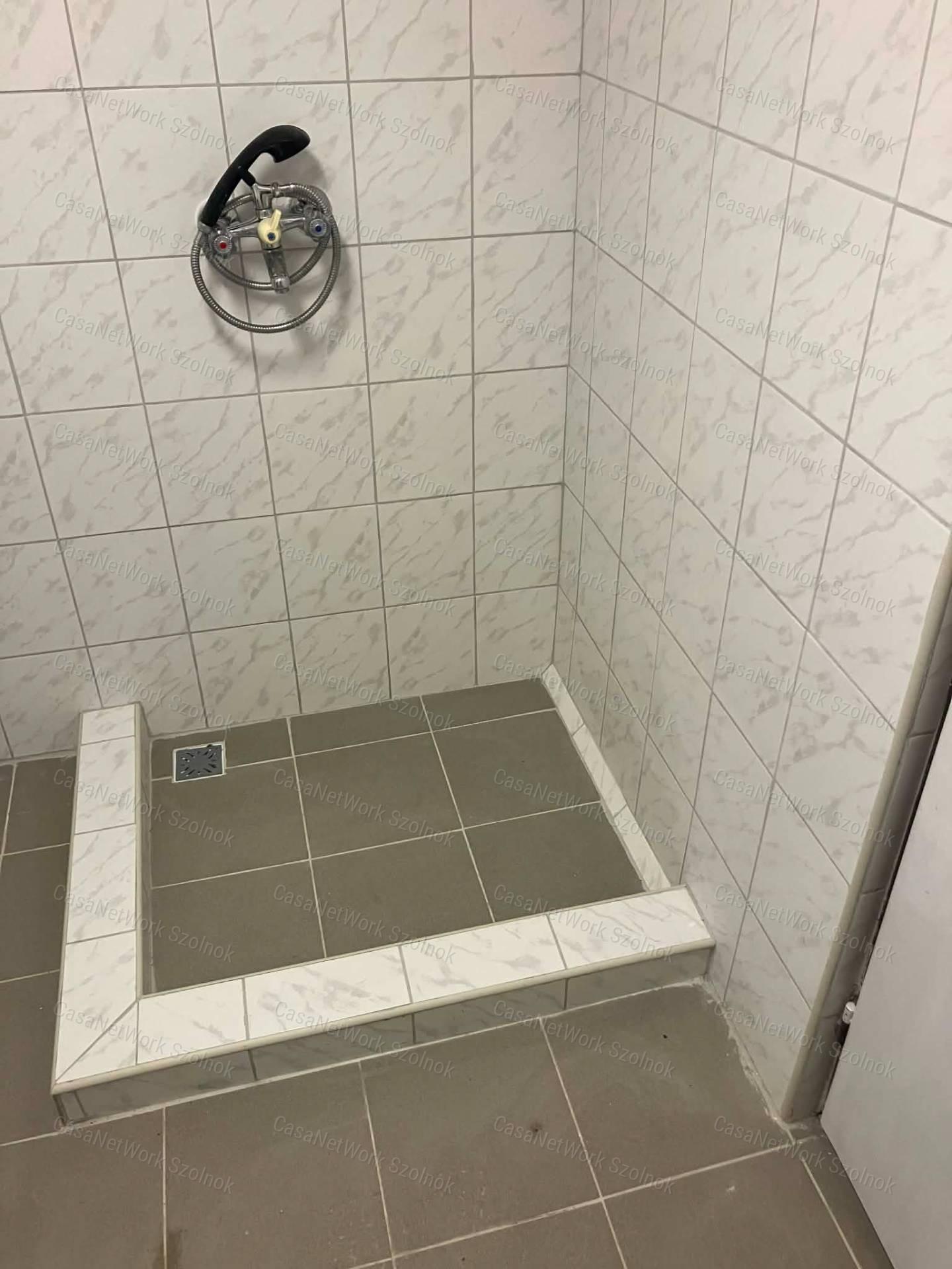 Szolnokon felújított  hétvégi ház eladó !
