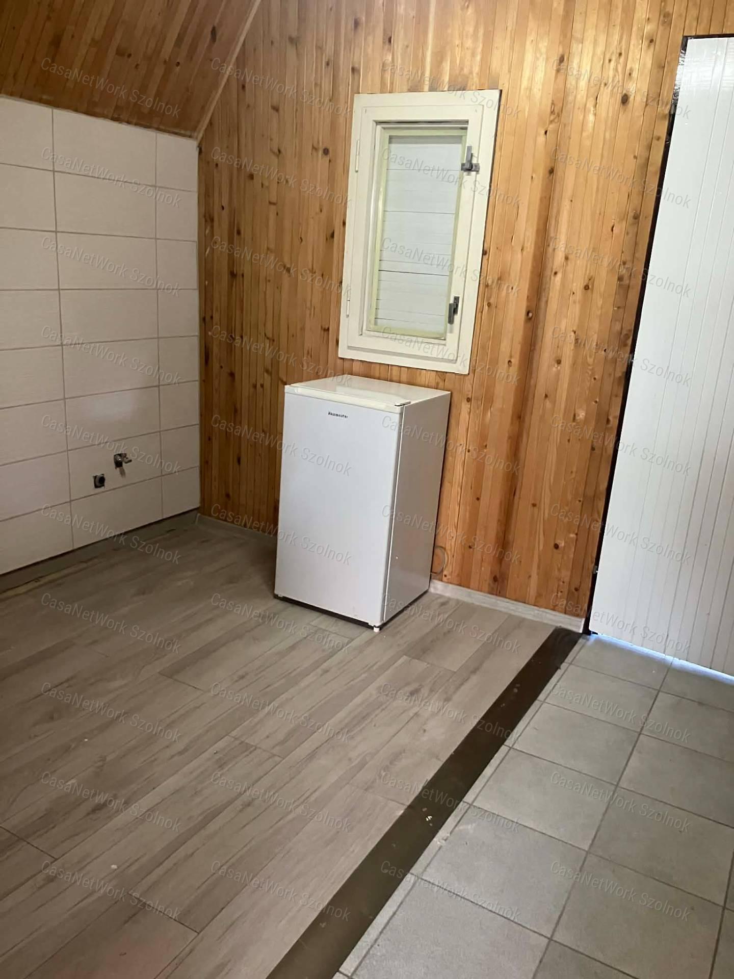 Szolnokon felújított  hétvégi ház eladó !