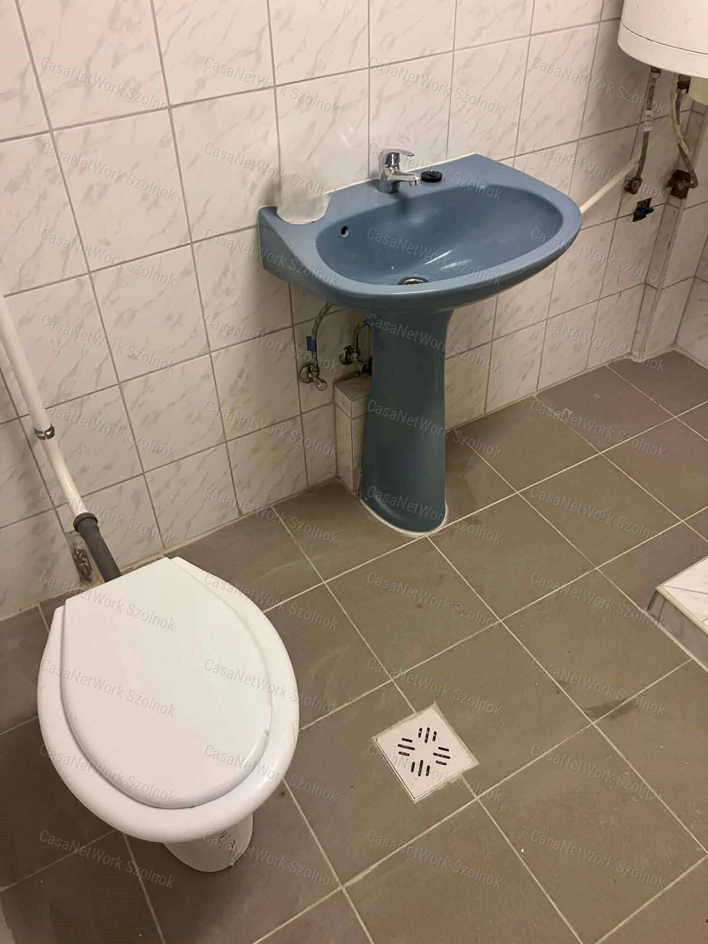Szolnokon felújított  hétvégi ház eladó !