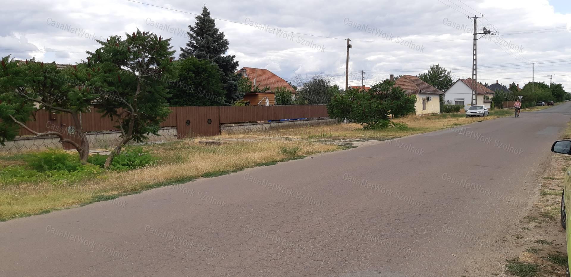 Tiszaföldváron eladó kertes családi ház!