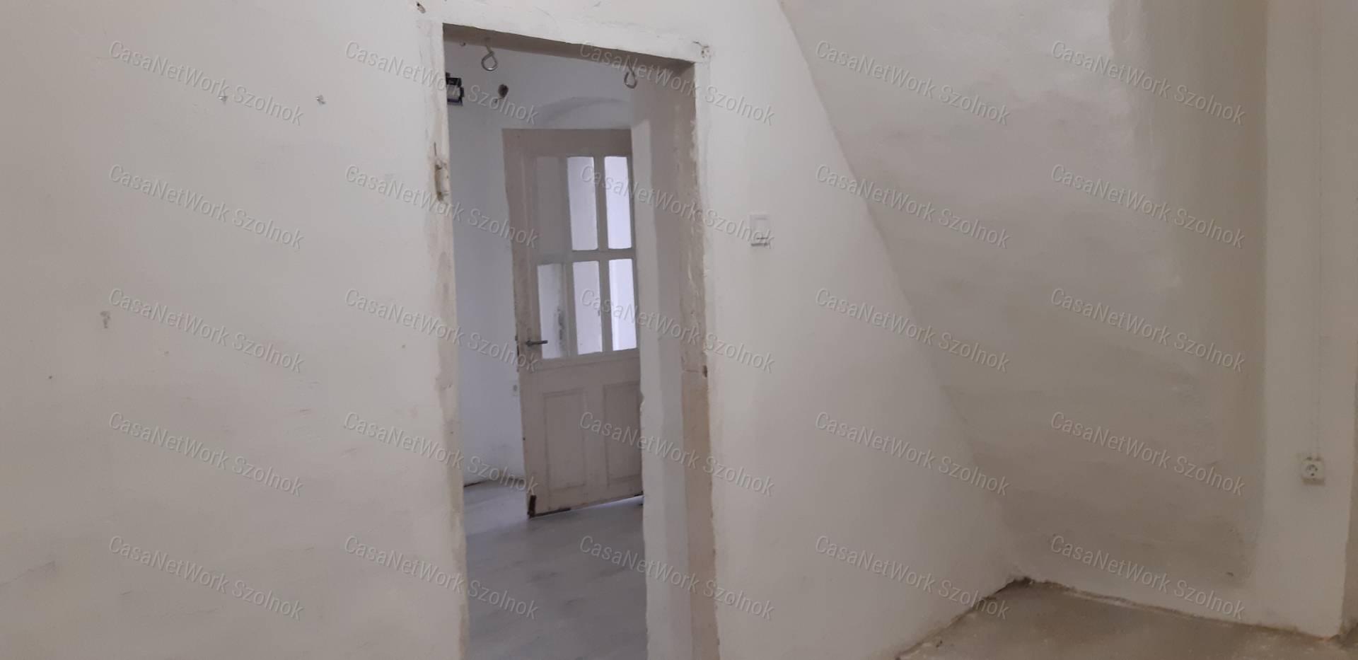 Tiszaföldváron eladó kertes családi ház!