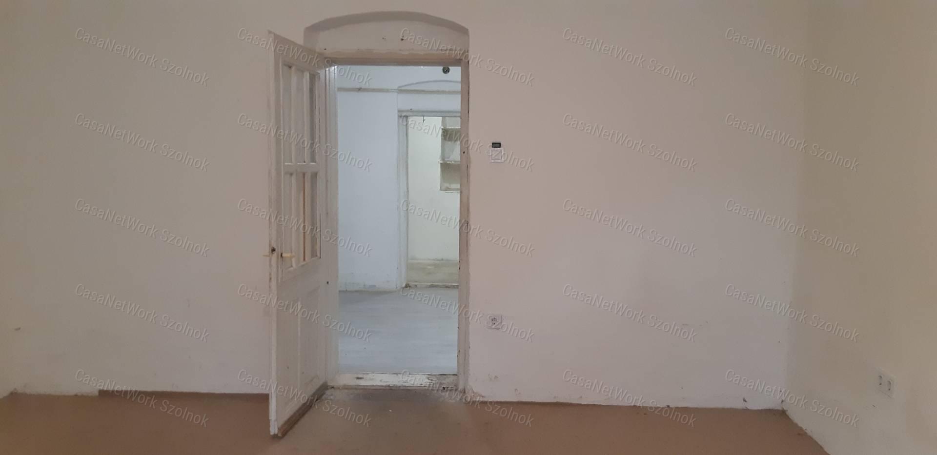 Tiszaföldváron eladó kertes családi ház!