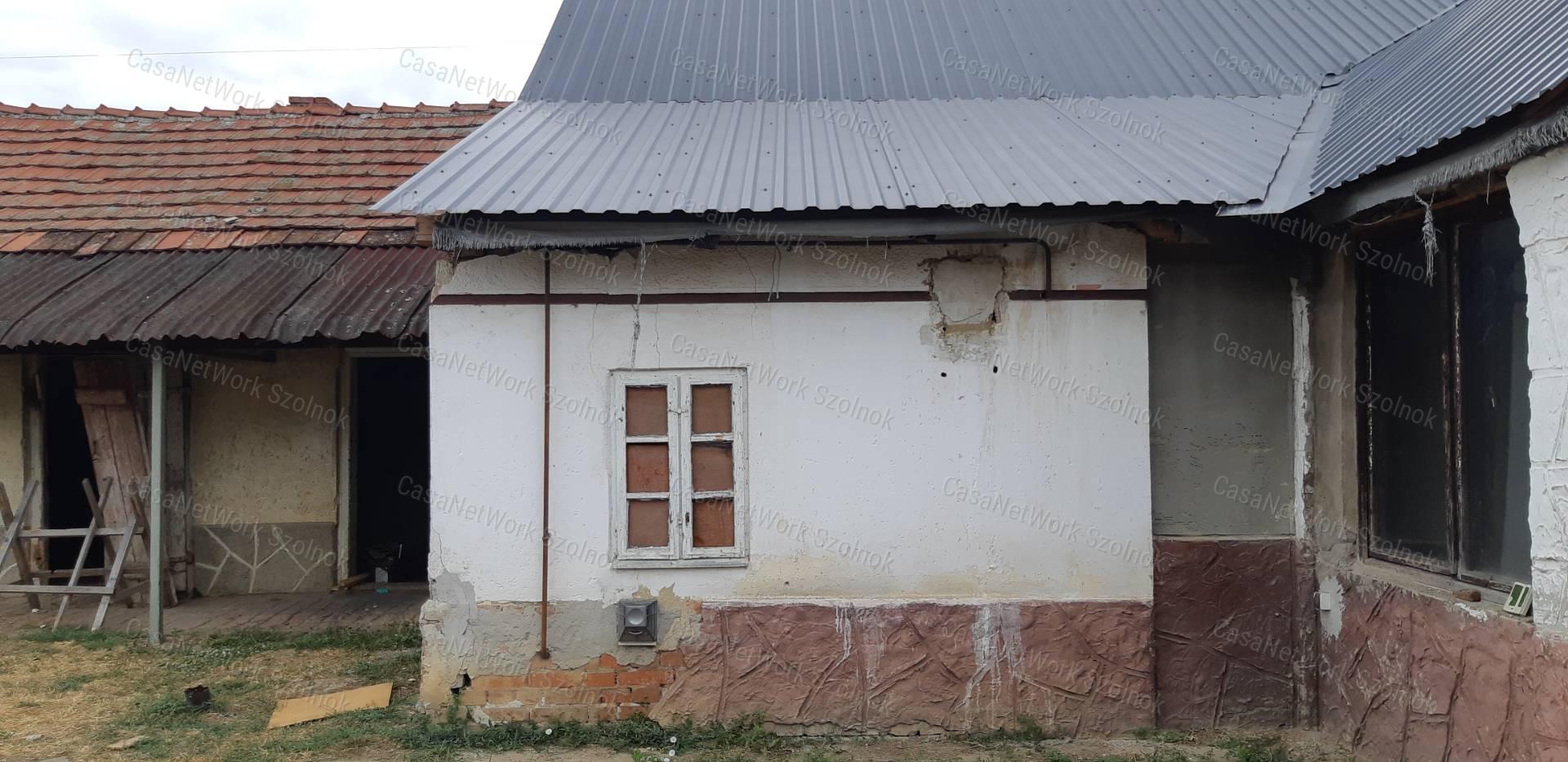 Tiszaföldváron eladó kertes családi ház!