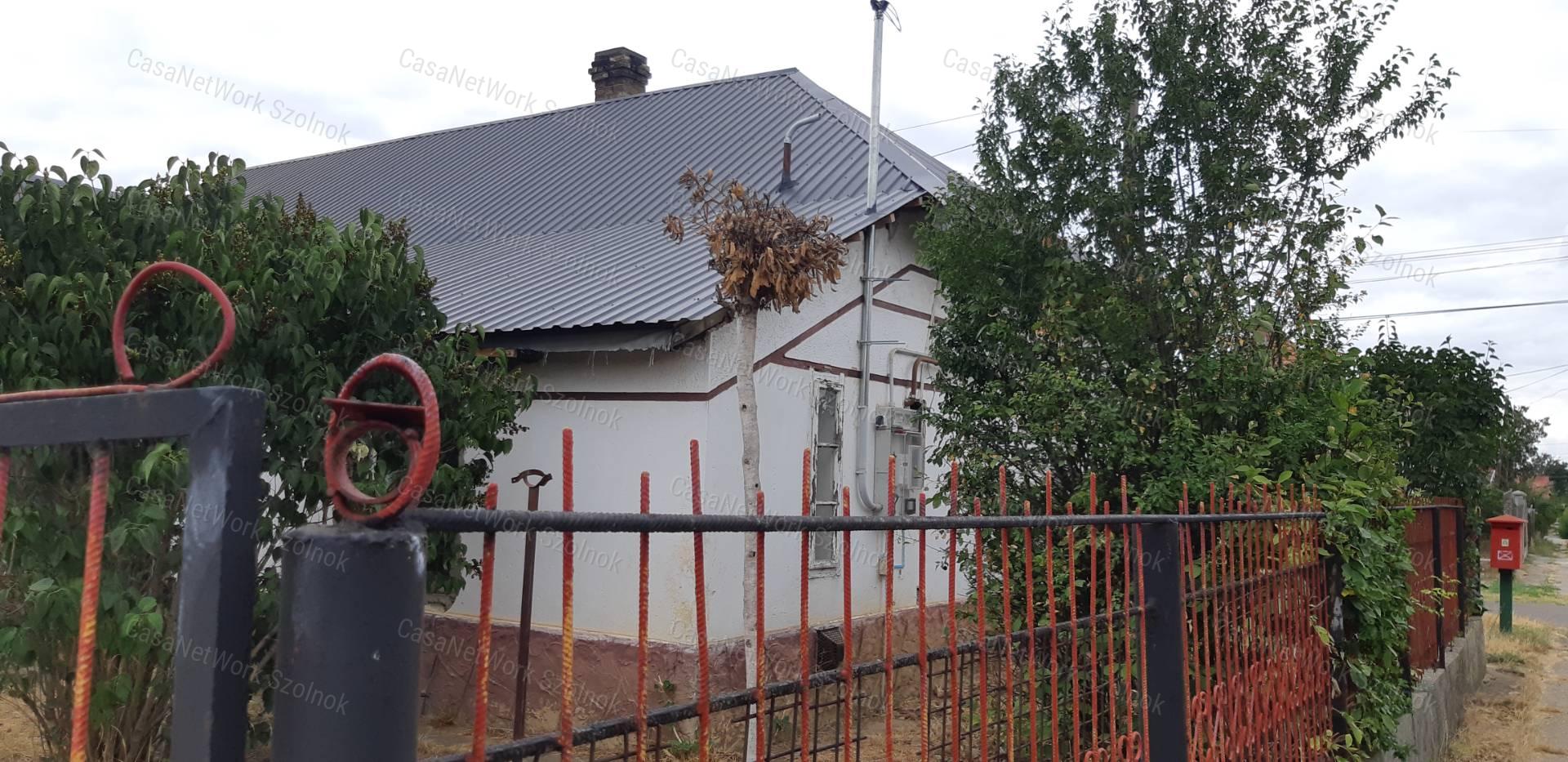 Tiszaföldváron eladó kertes családi ház!