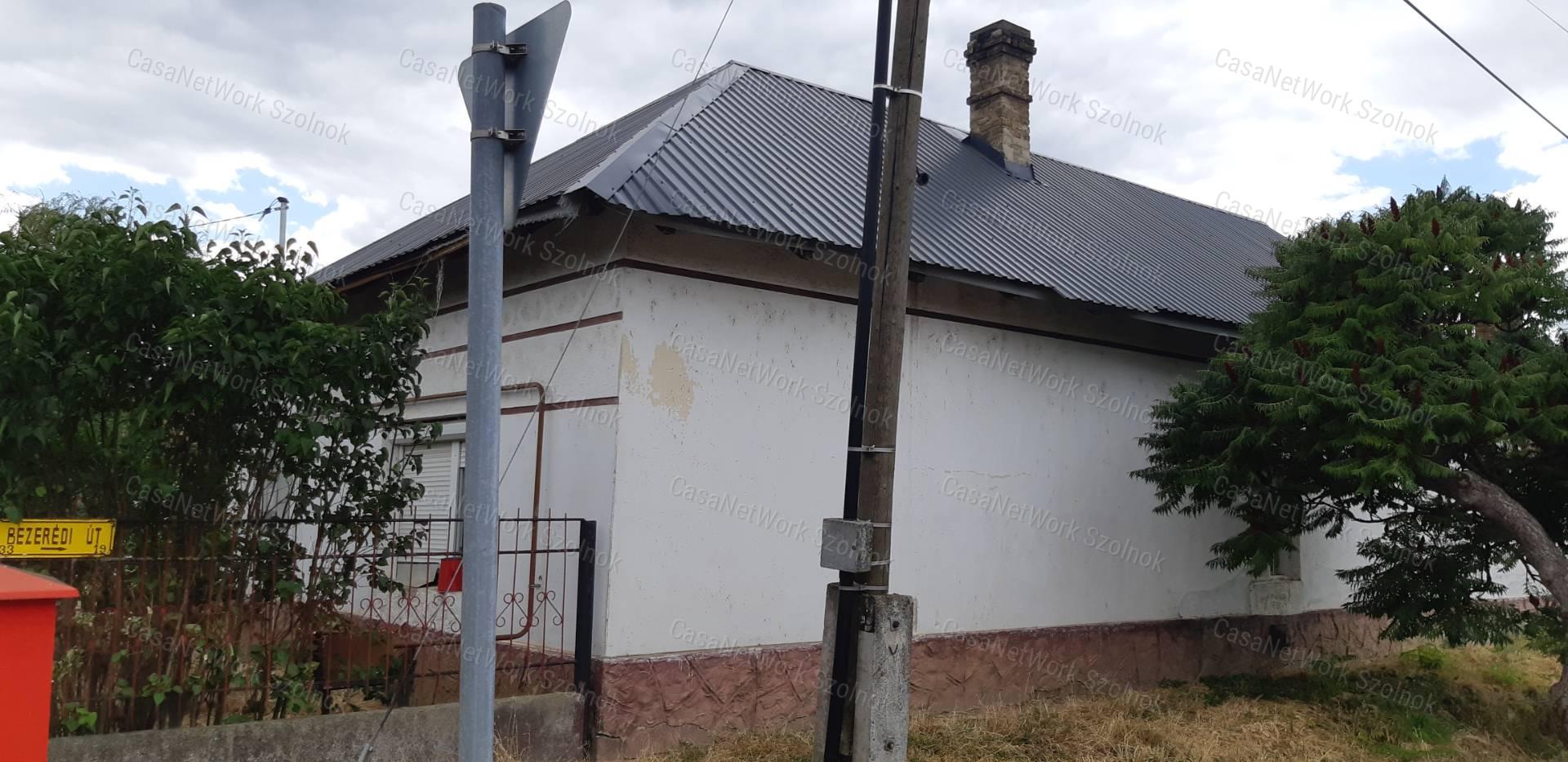 Tiszaföldváron eladó kertes családi ház!