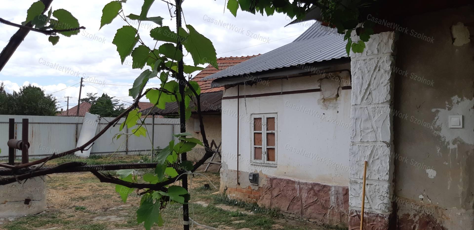 Tiszaföldváron eladó kertes családi ház!