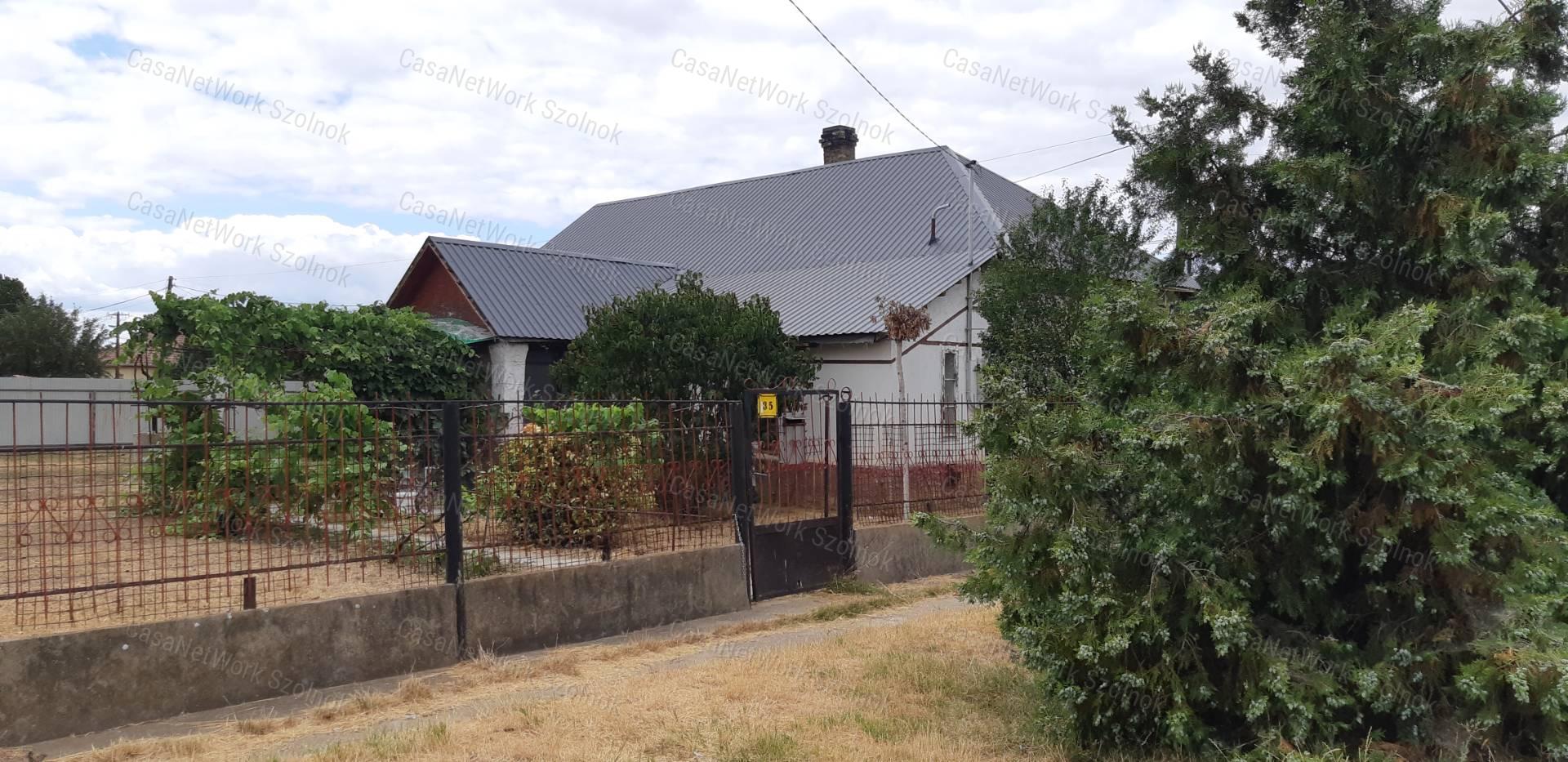 Tiszaföldváron eladó kertes családi ház!