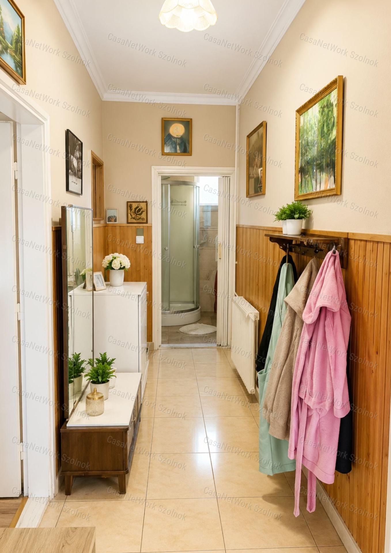 Eladó kétszintes tégla építésű, hőszigetelt családi ház Újszászon.