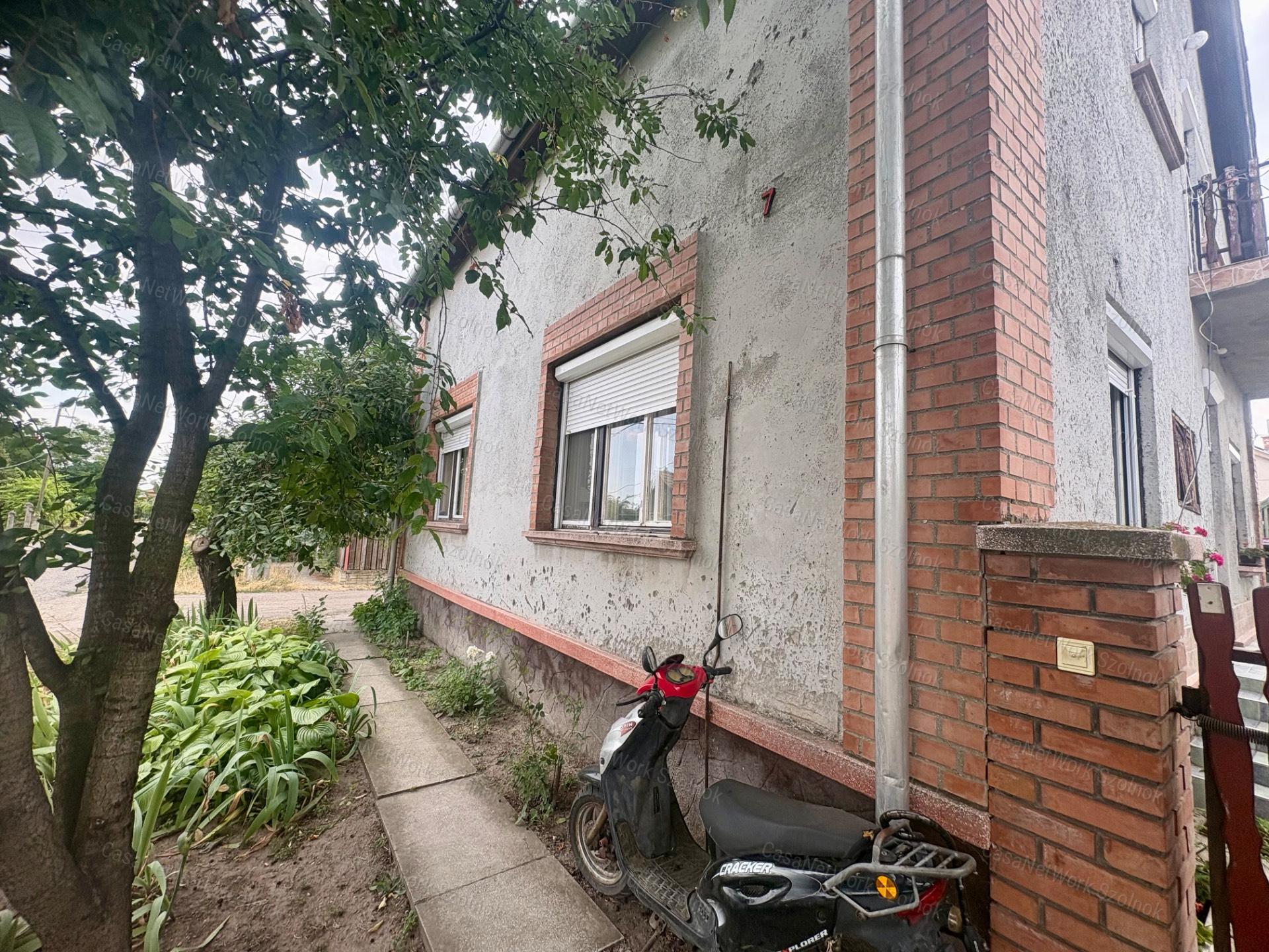 Eladó kétszintes tégla építésű, hőszigetelt családi ház Újszászon.