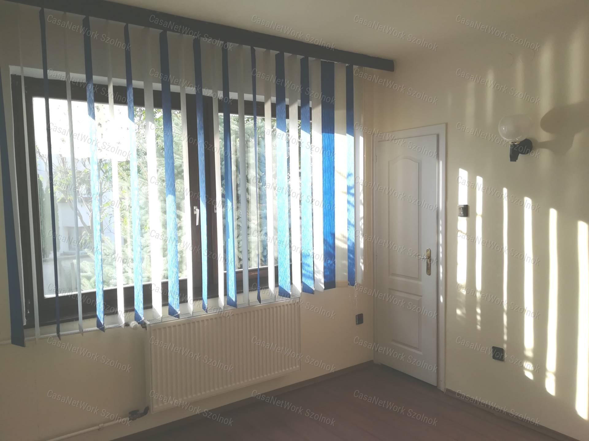 Eladó Szolnok Mária úton egy 212 m2 alapterületű utcafronti üzlet