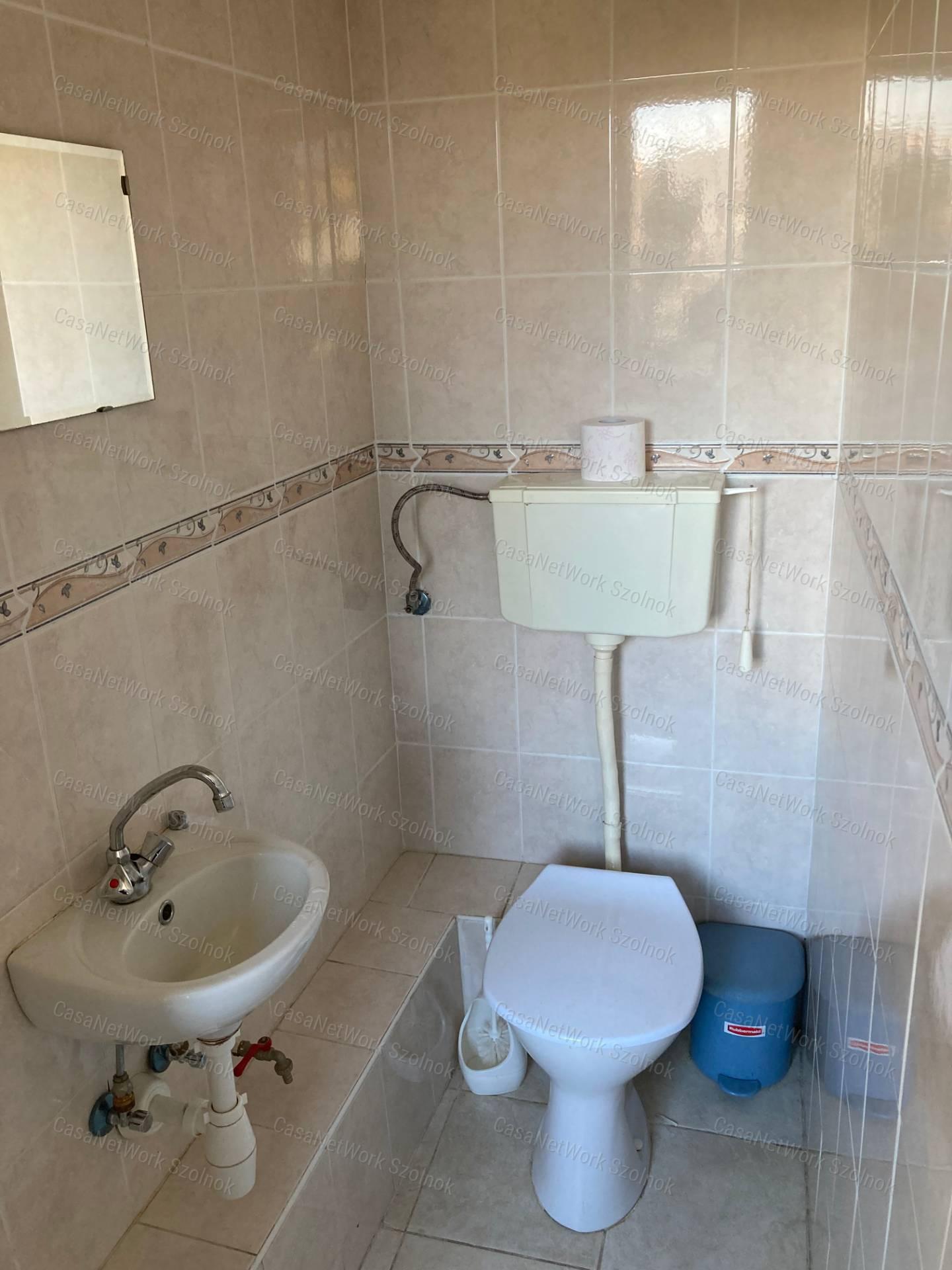 Eladó Szolnok Mária úton egy 212 m2 alapterületű utcafronti üzlet