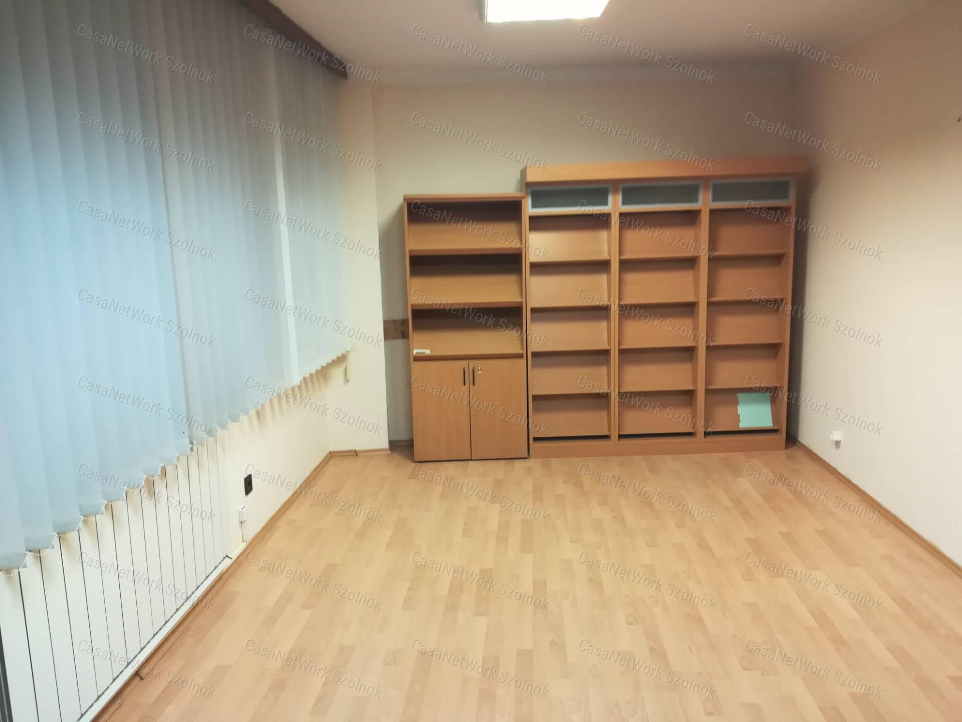Eladó Szolnok Mária úton egy 212 m2 alapterületű iroda