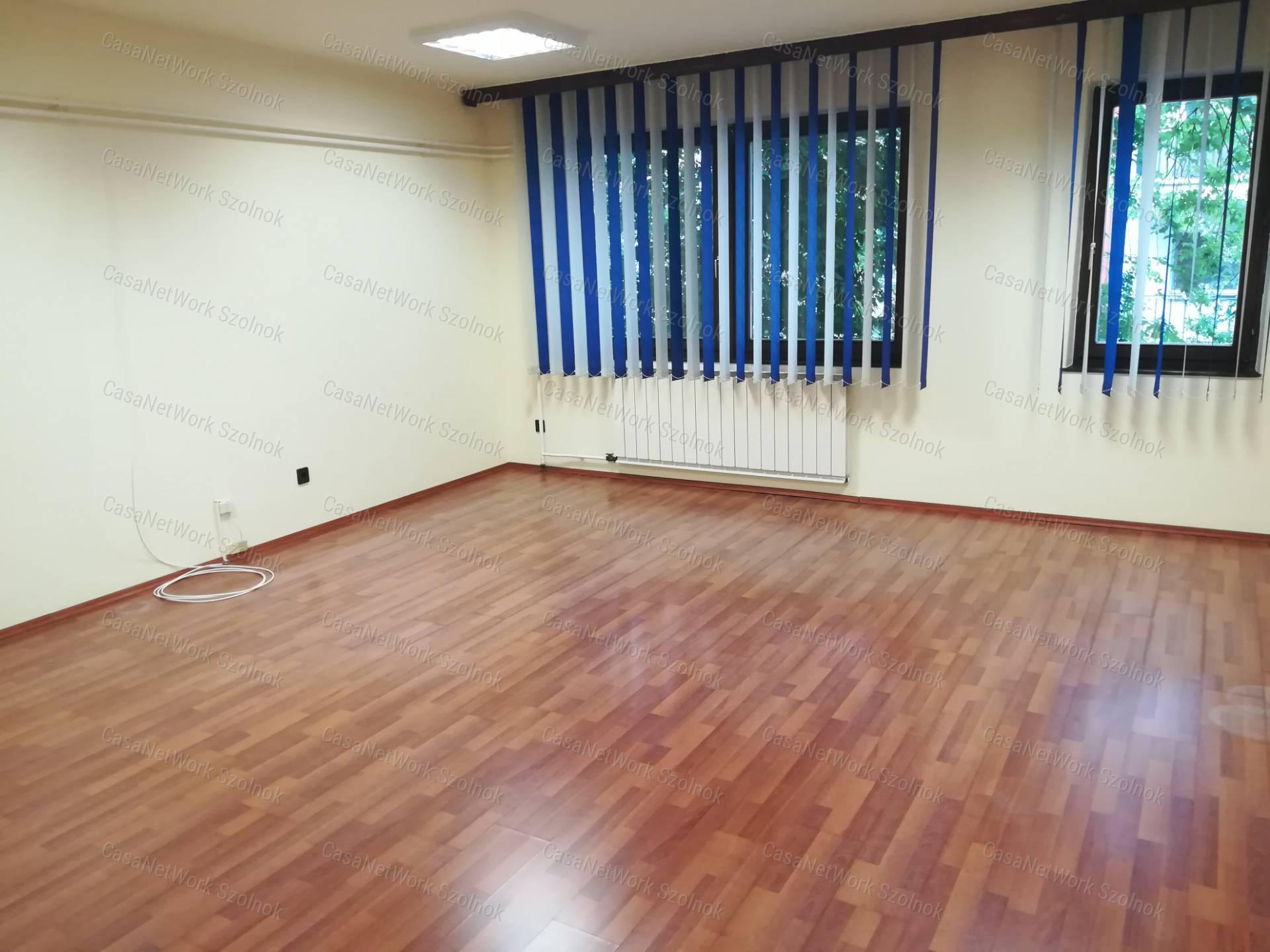 Eladó Szolnok Mária úton egy 212 m2 alapterületű iroda