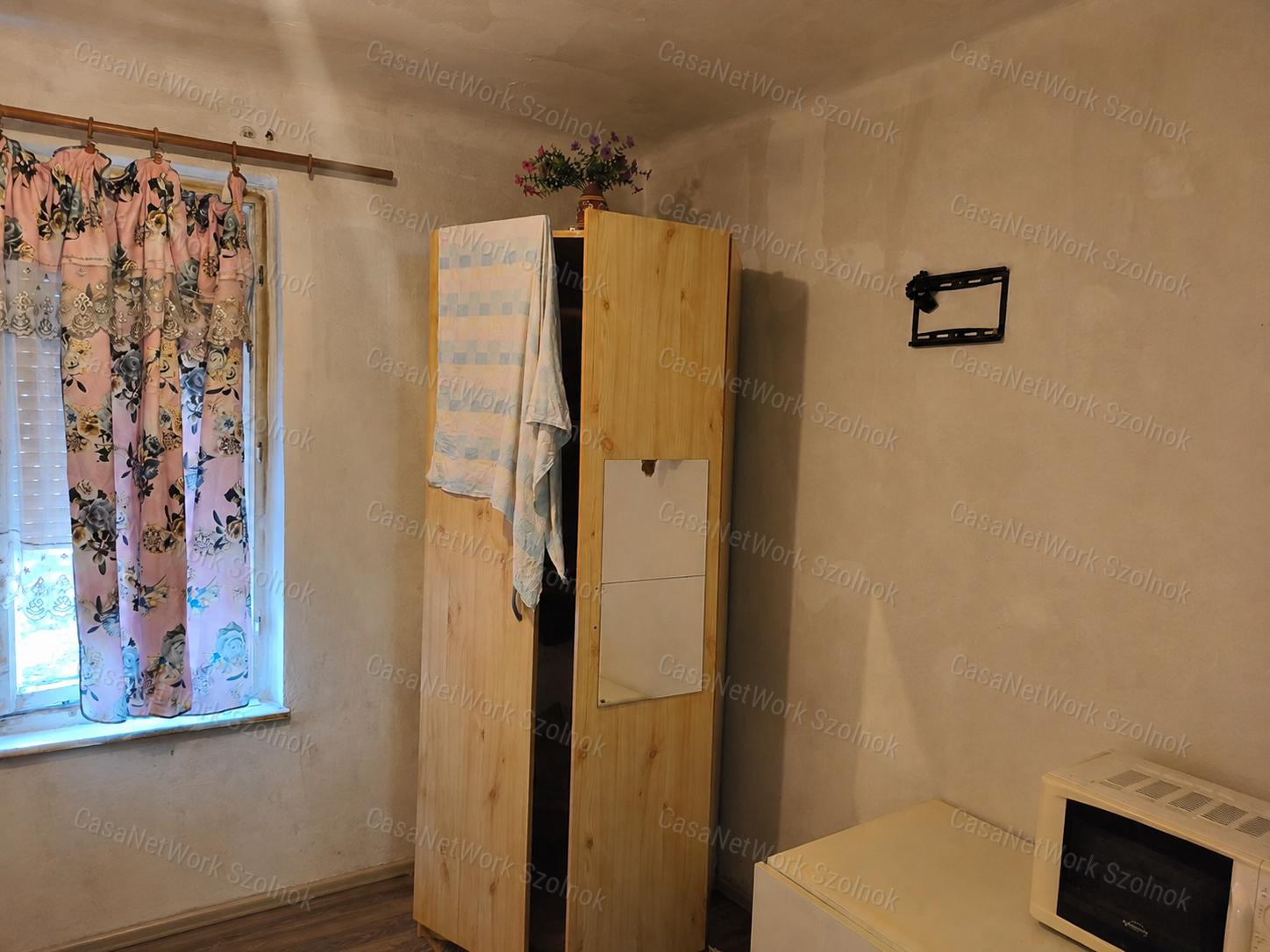 Csiszolatlan gyémánt, kis házikóban