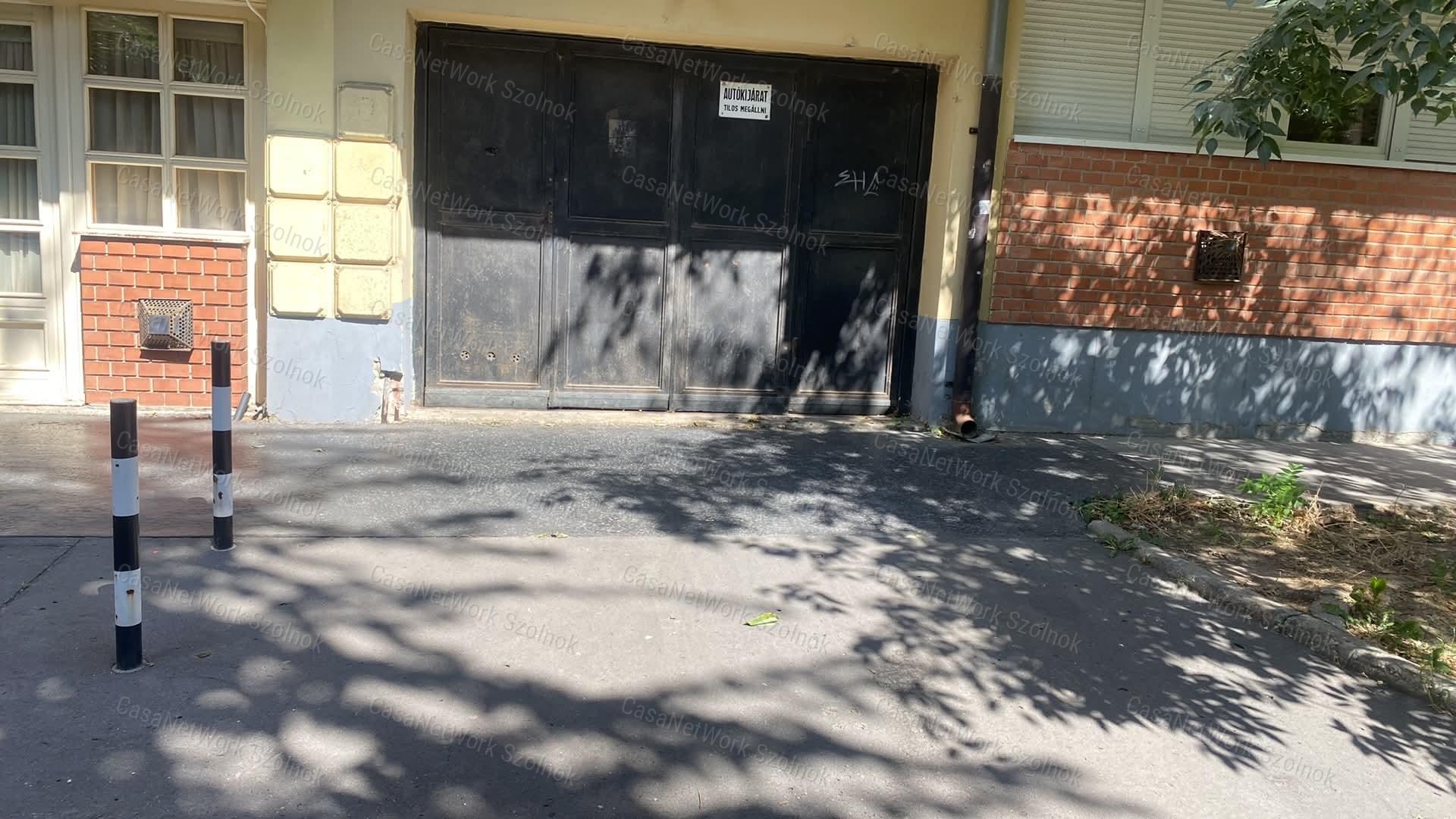 Szolnokon a belvárosban garázs eladó