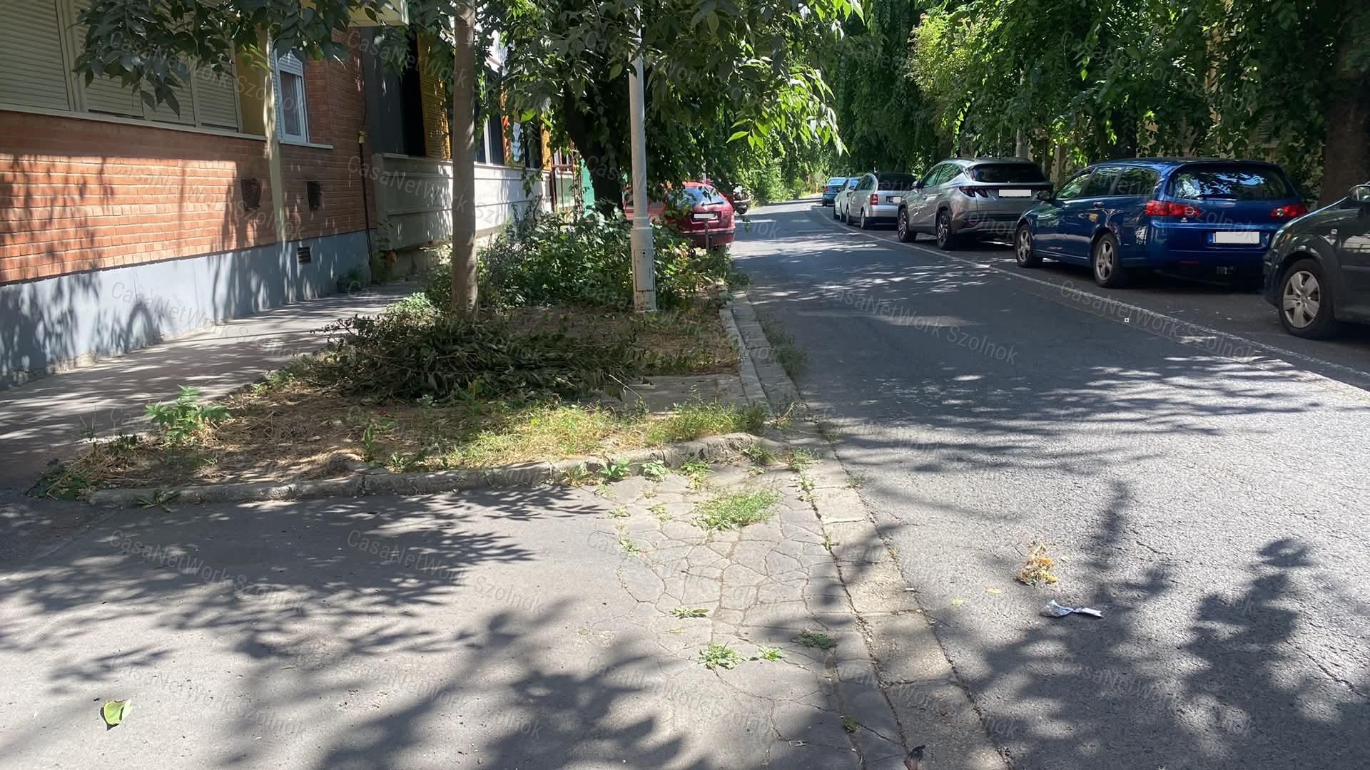 Szolnokon a belvárosban garázs eladó