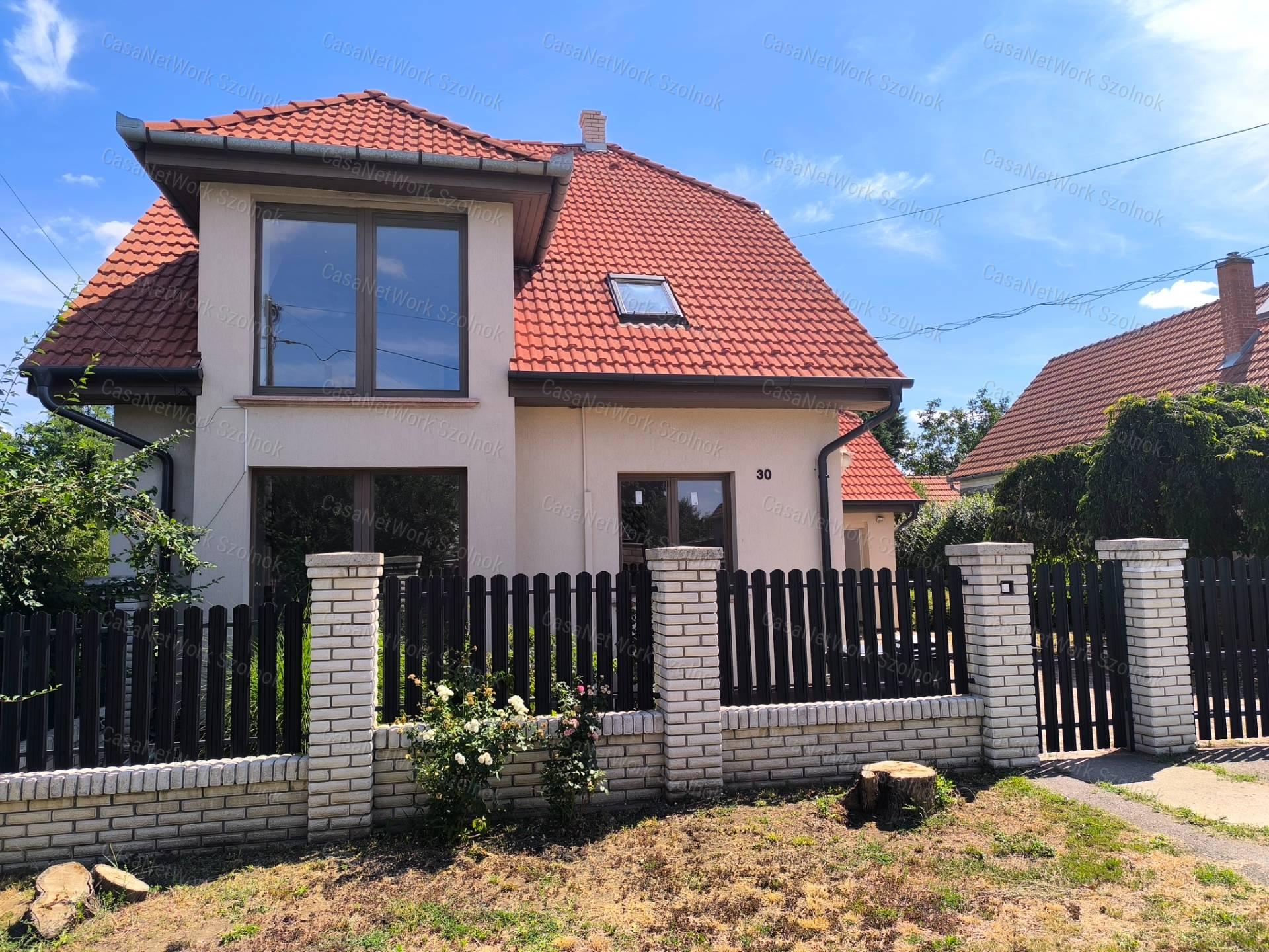 Rákóczifalvai 132 m2-es feljújított családi ház eladó!