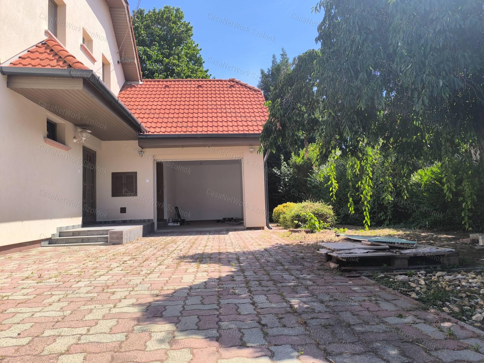 Rákóczifalvai 132 m2-es feljújított családi ház eladó!