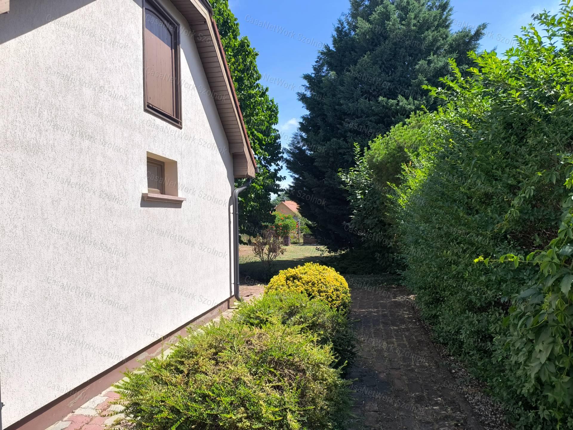 Rákóczifalvai 132 m2-es feljújított családi ház eladó!
