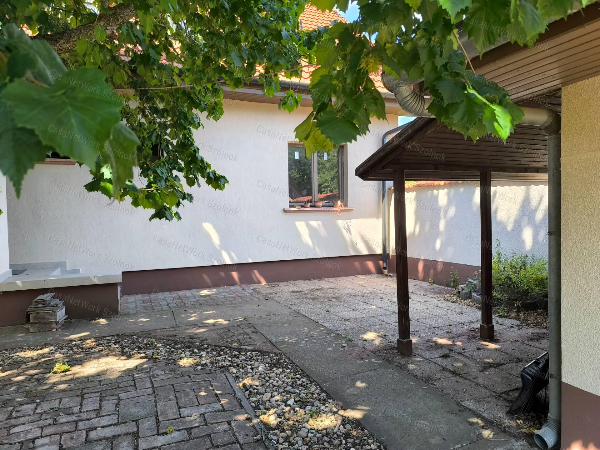 Rákóczifalvai 132 m2-es feljújított családi ház eladó!