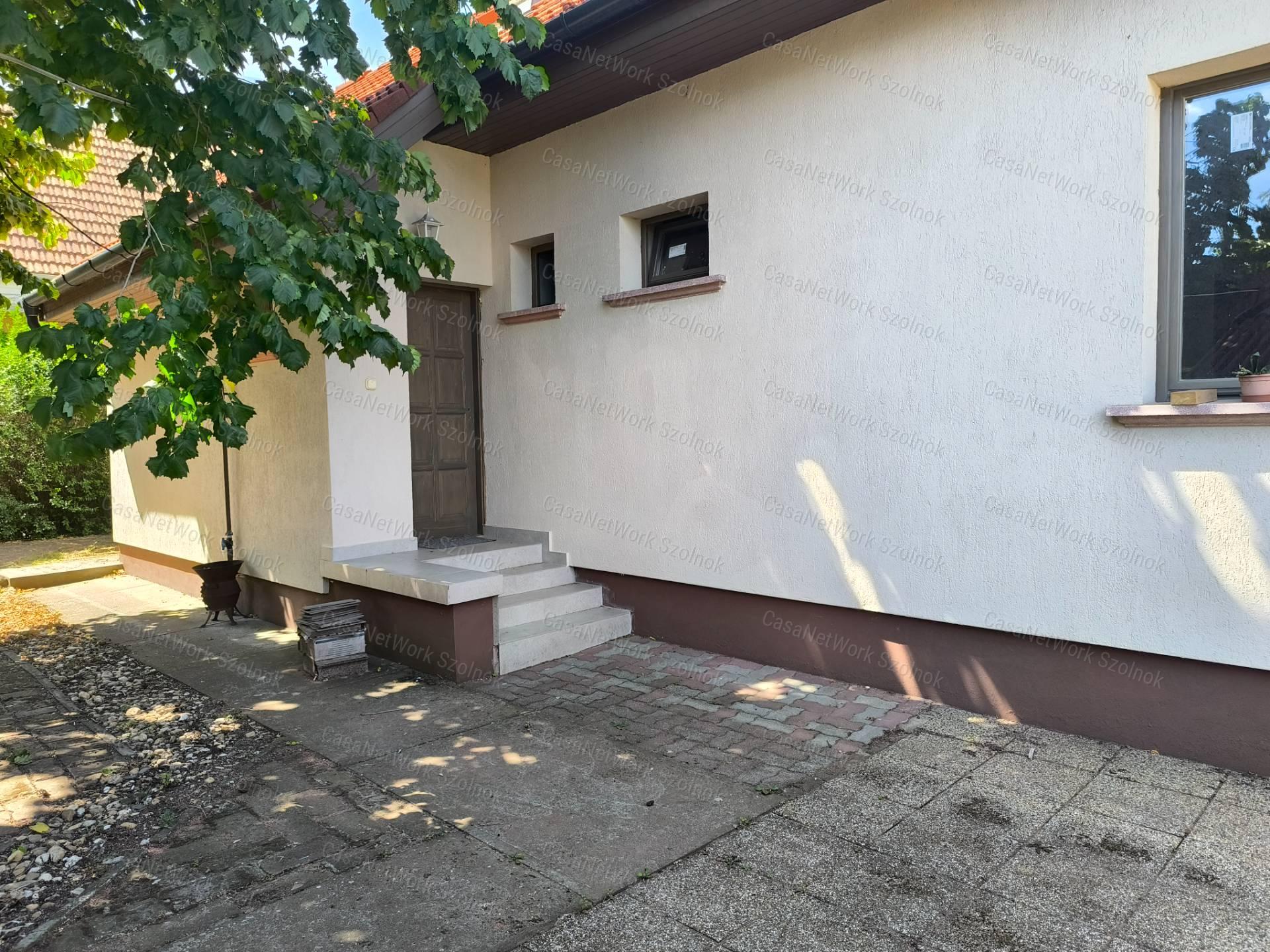 Rákóczifalvai 132 m2-es feljújított családi ház eladó!