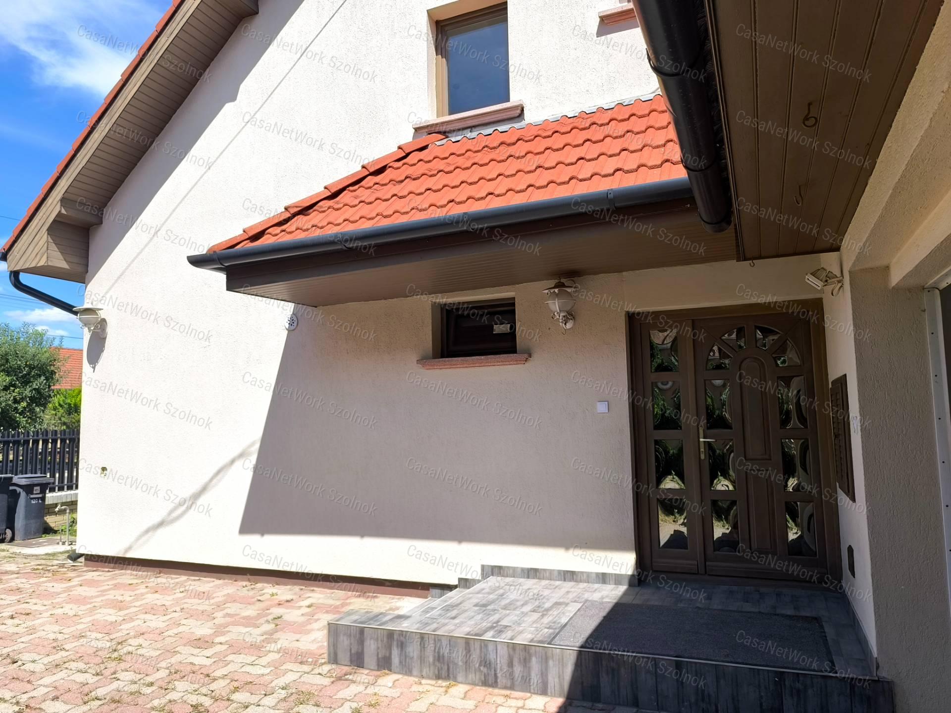 Rákóczifalvai 132 m2-es feljújított családi ház eladó!