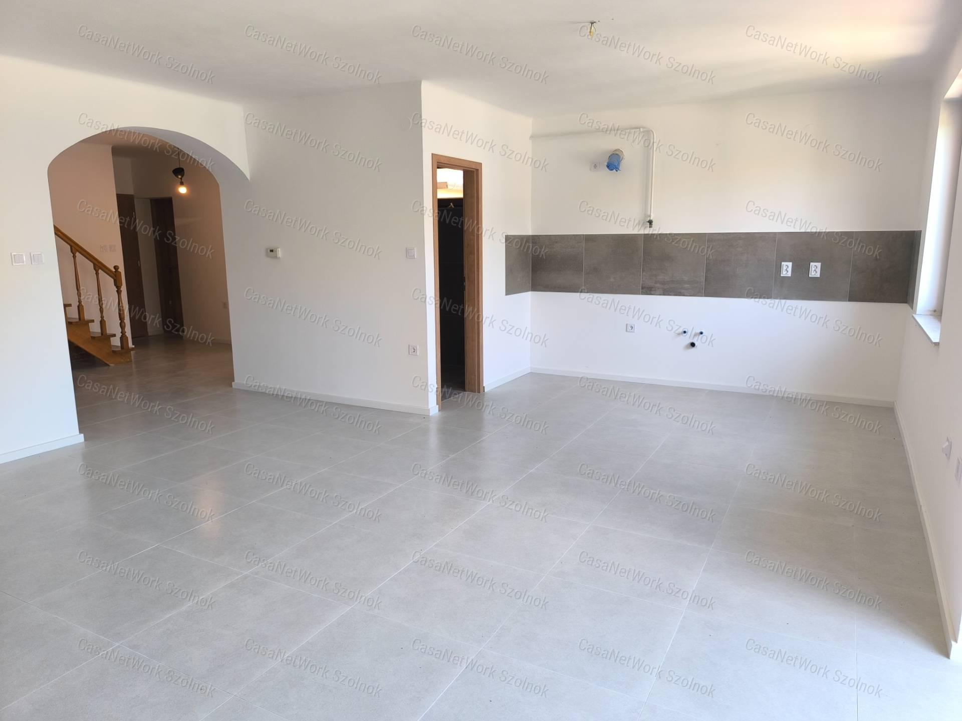 Rákóczifalvai 132 m2-es feljújított családi ház eladó!