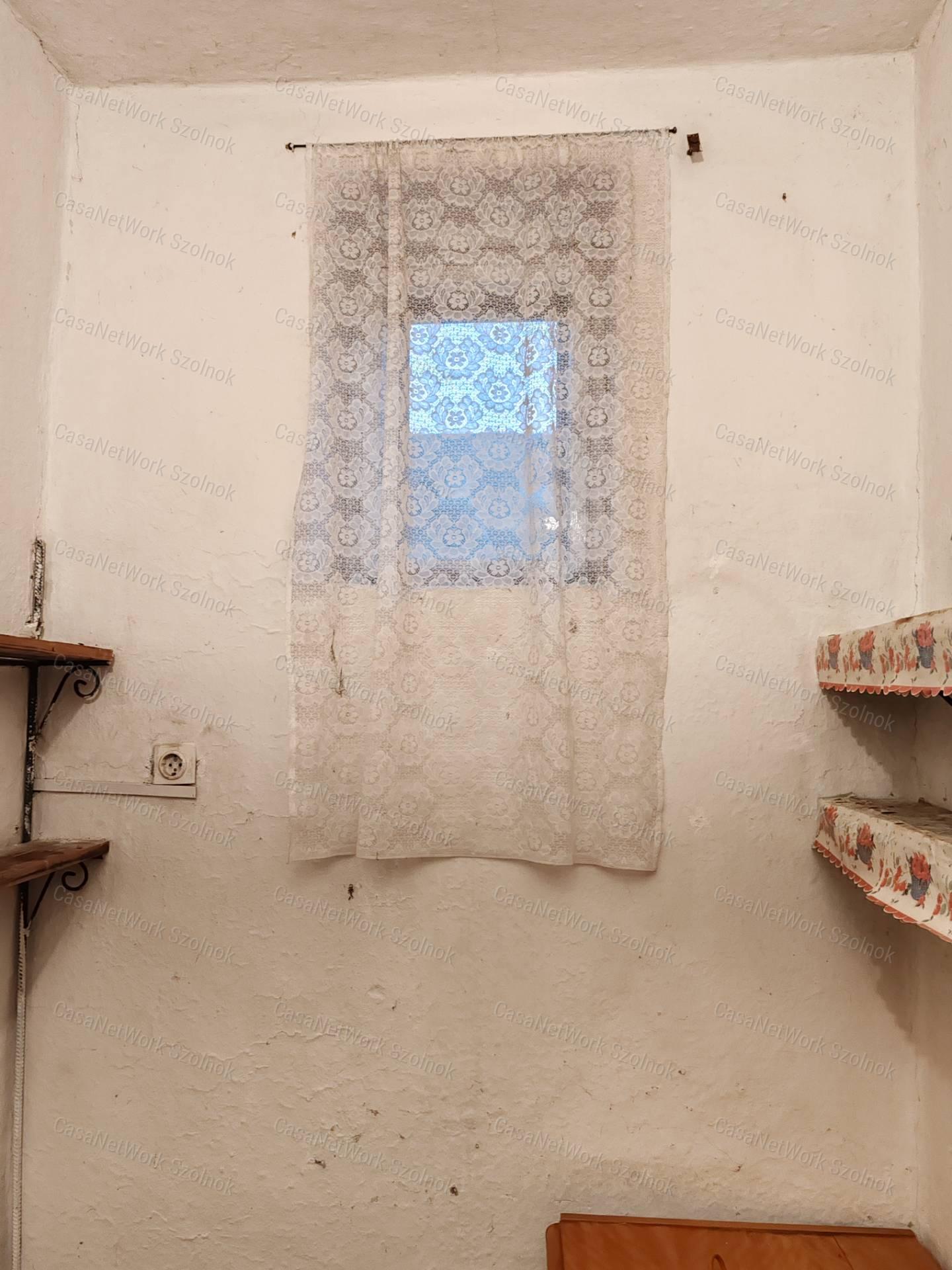 Háromszobás családi ház eladó Kengyelen!