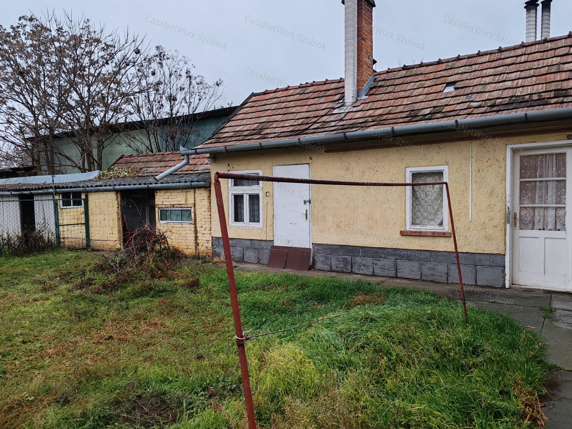 Háromszobás családi ház eladó Kengyelen!