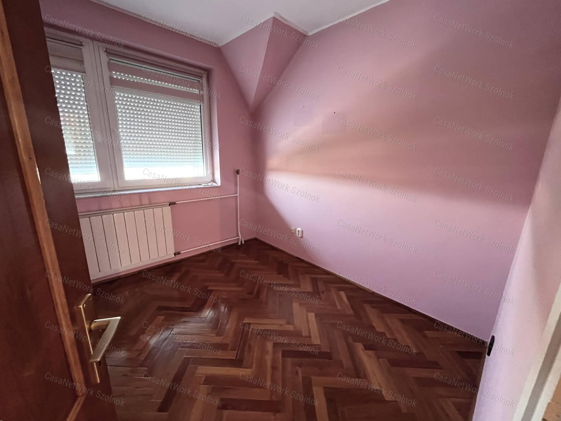 Eladó 3 szoba+nappalis lakás garázzsal Szolnokon, a Csokonai utcában!