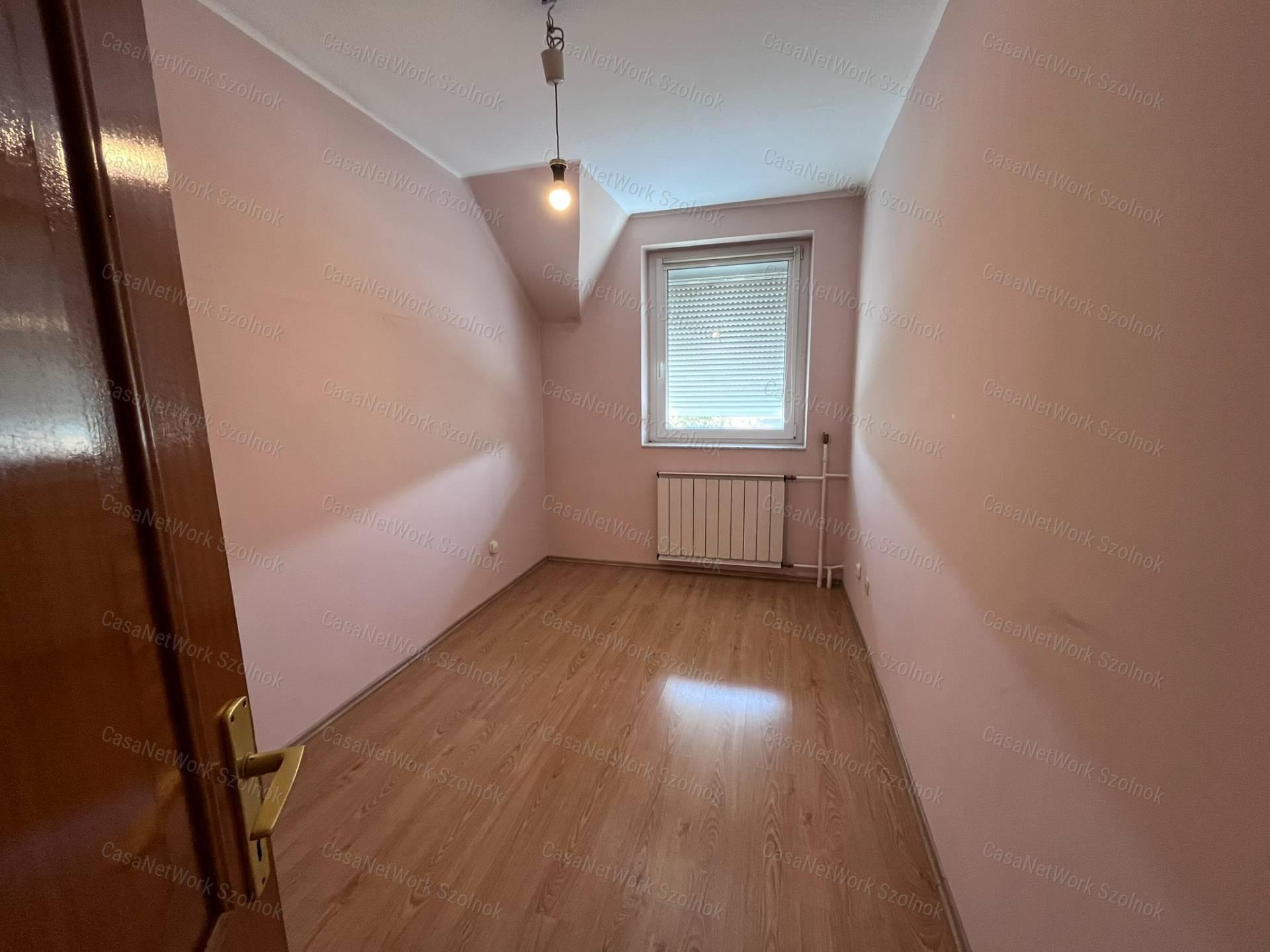 Eladó 3 szoba+nappalis lakás garázzsal Szolnokon, a Csokonai utcában!