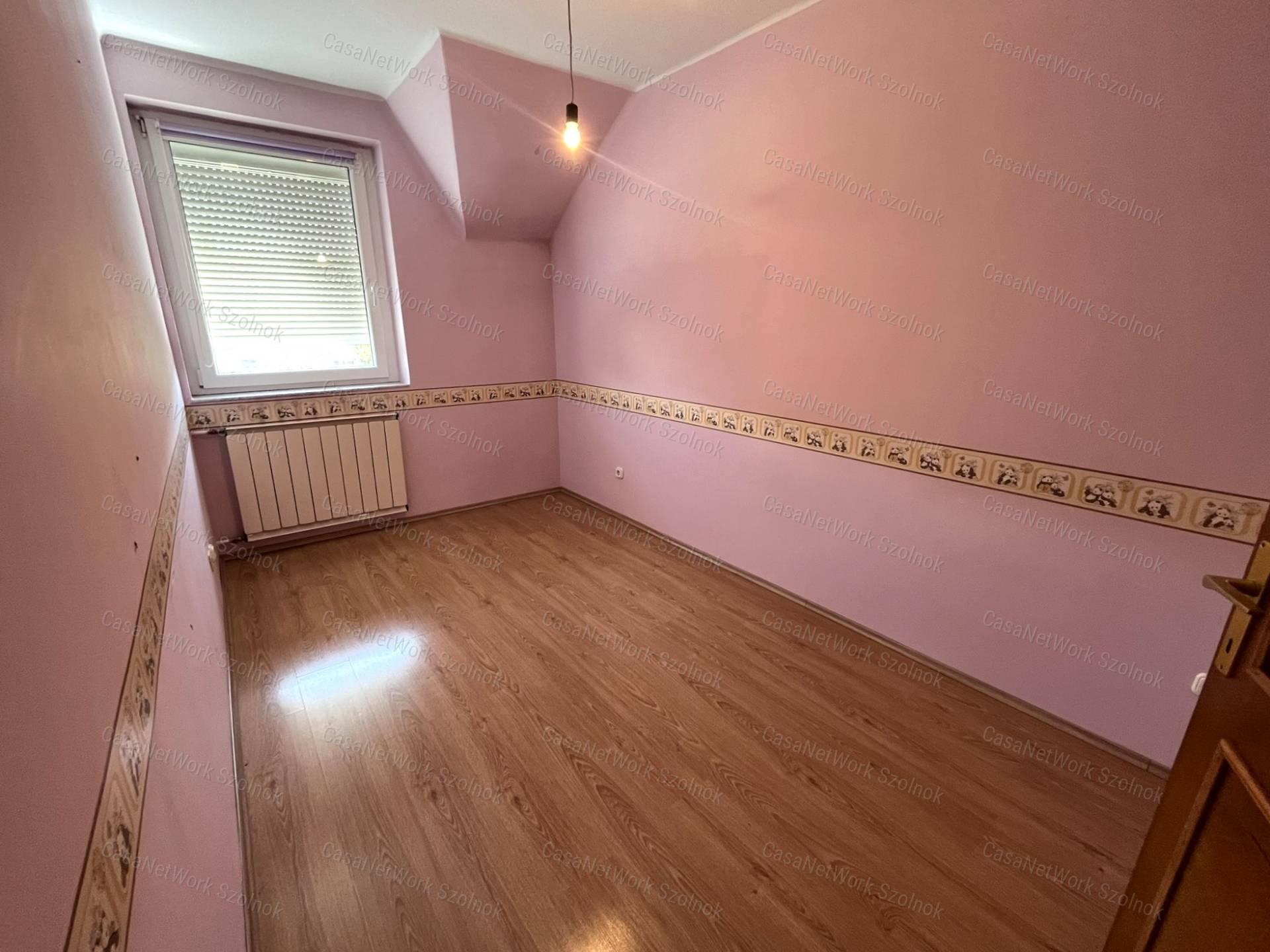 Eladó 3 szoba+nappalis lakás garázzsal Szolnokon, a Csokonai utcában!