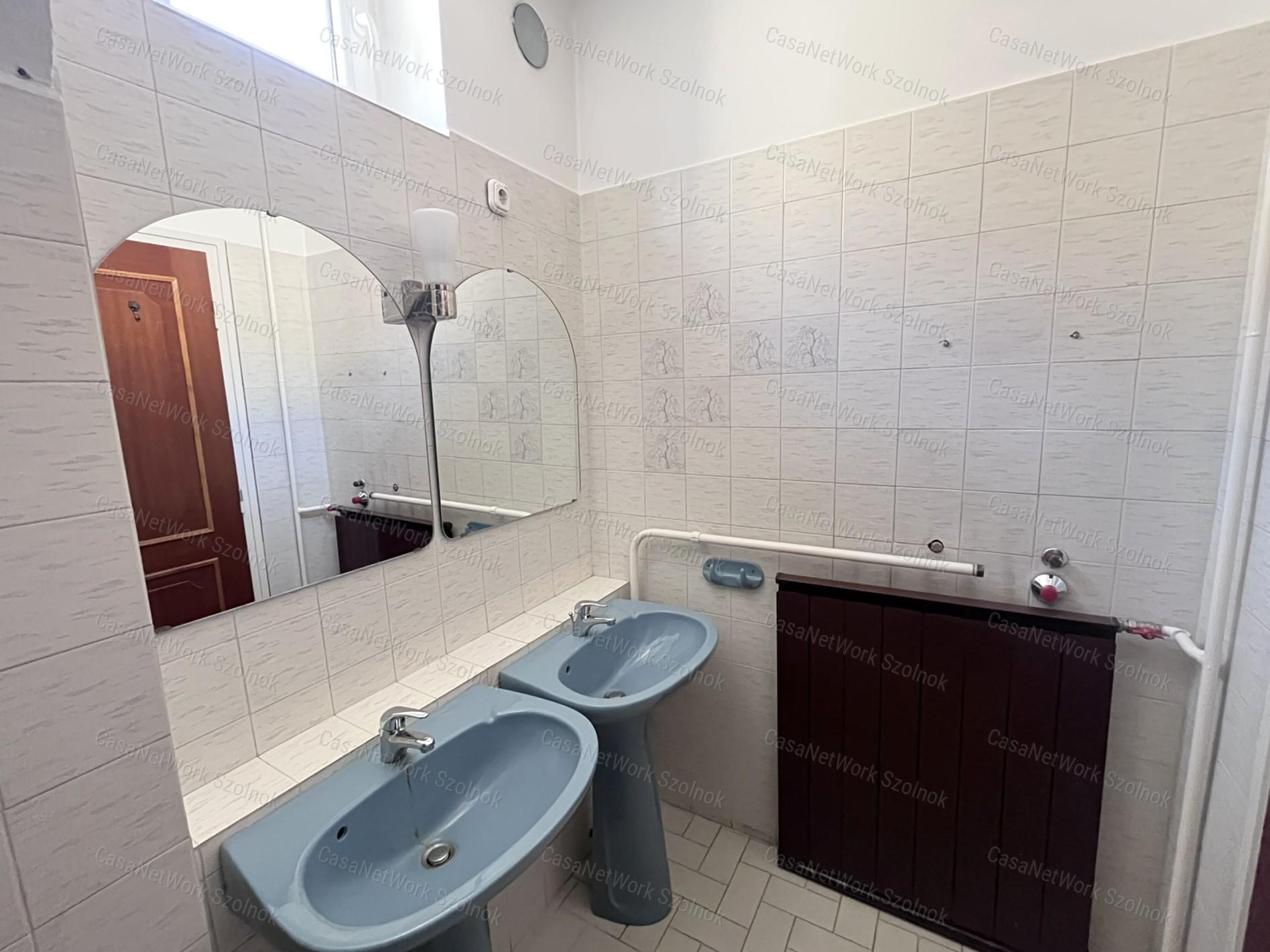 Eladó 3 szoba+nappalis lakás garázzsal Szolnokon, a Csokonai utcában!