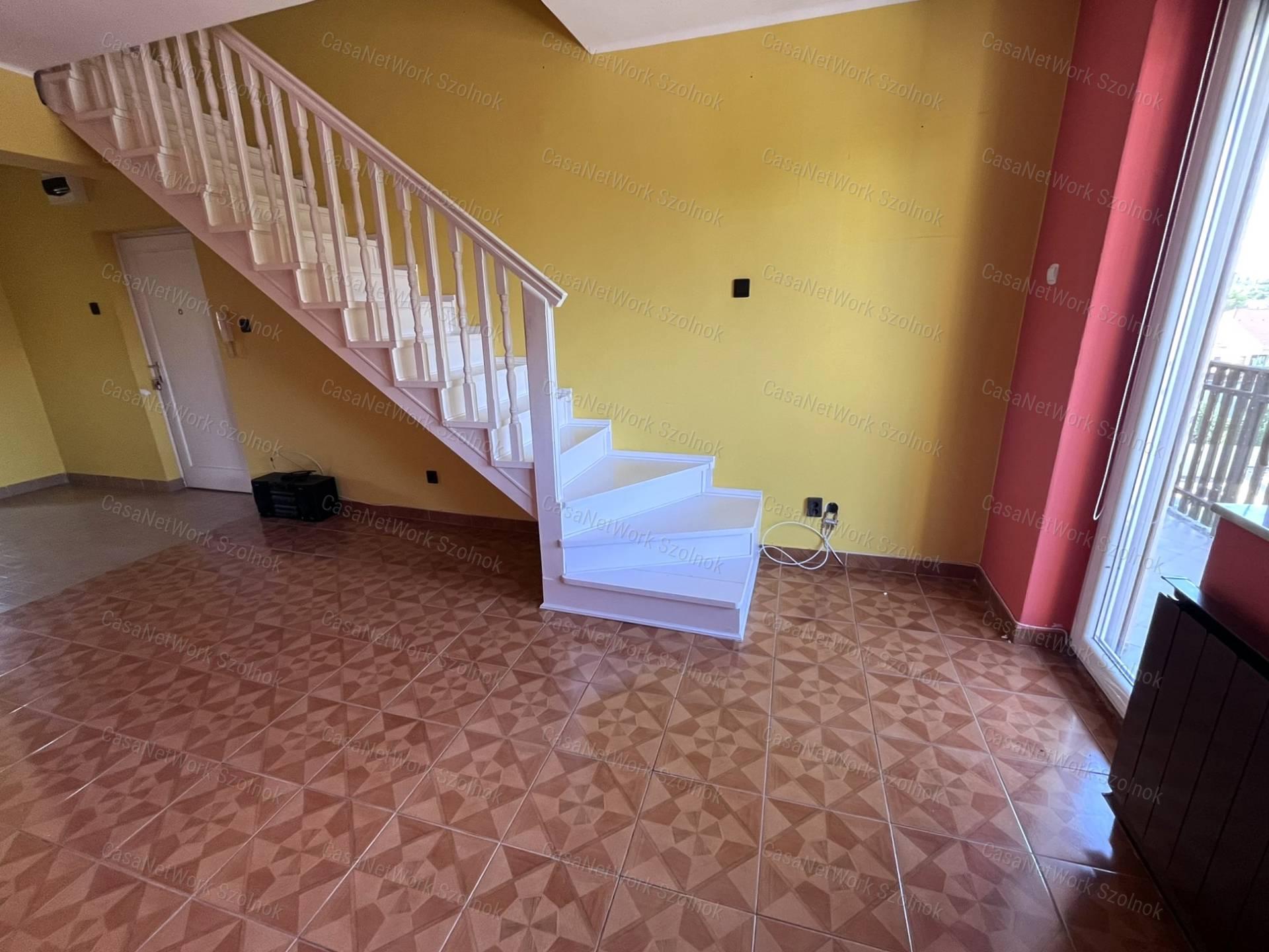 Eladó 3 szoba+nappalis lakás garázzsal Szolnokon, a Csokonai utcában!