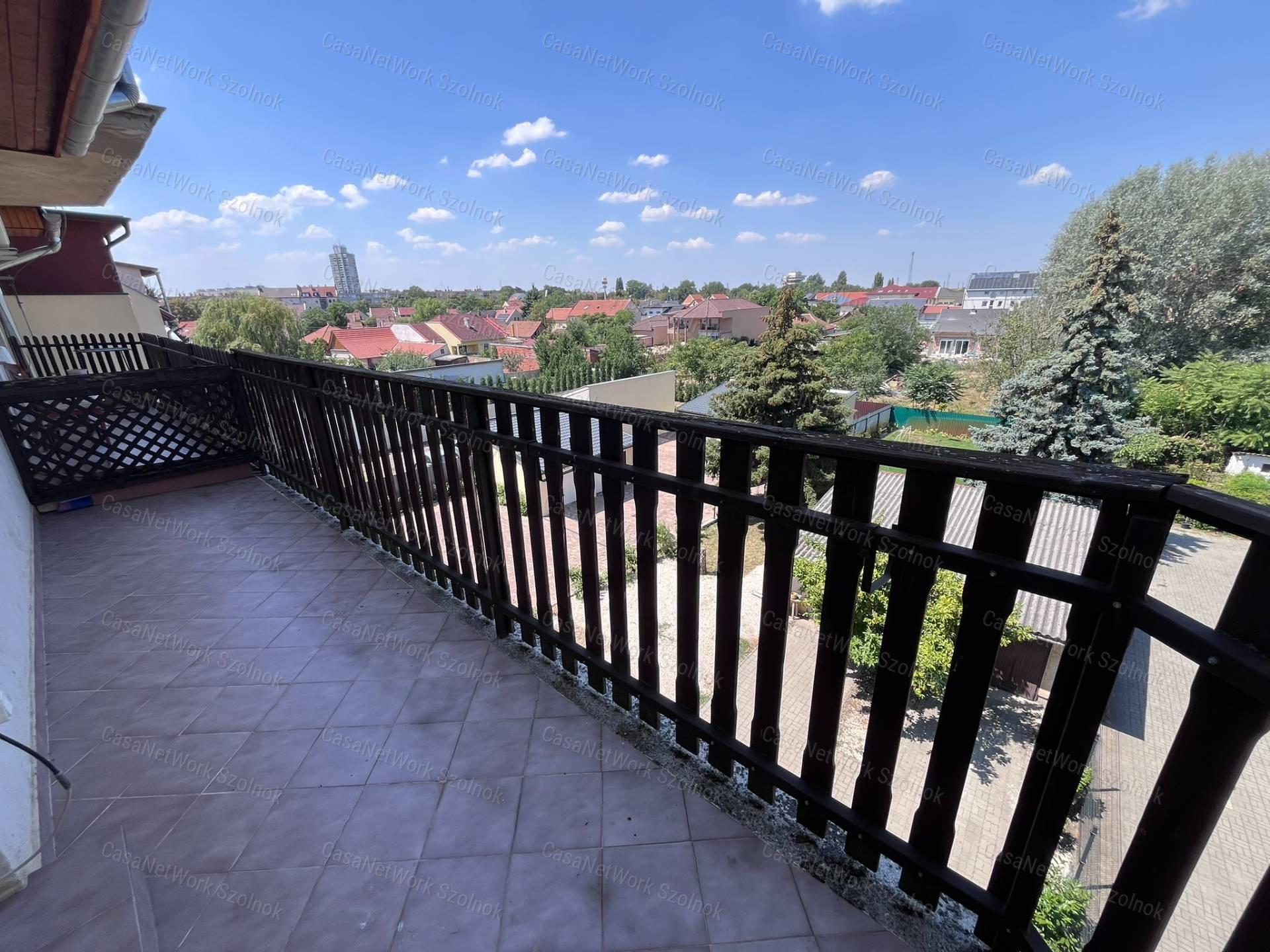 Eladó 3 szoba+nappalis lakás garázzsal Szolnokon, a Csokonai utcában!