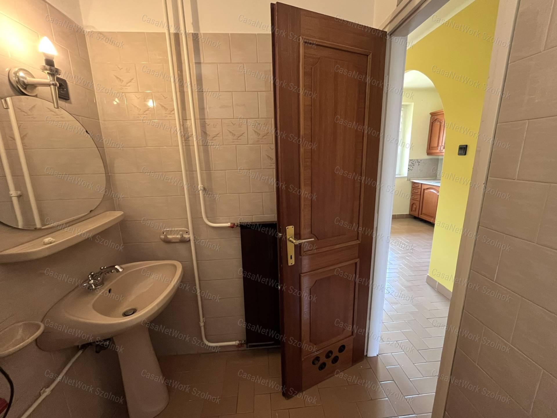 Eladó 3 szoba+nappalis lakás garázzsal Szolnokon, a Csokonai utcában!