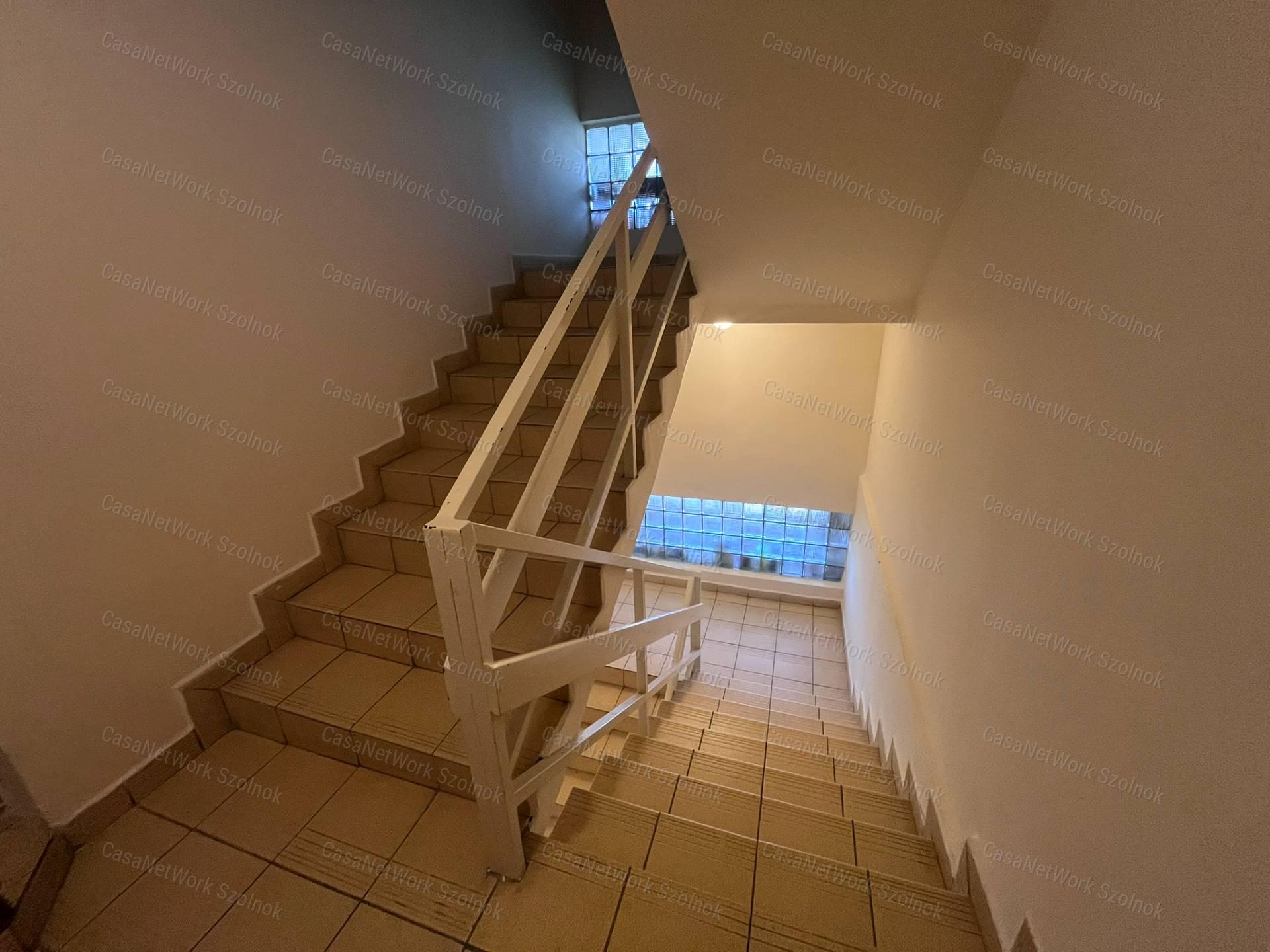 Eladó 3 szoba+nappalis lakás garázzsal Szolnokon, a Csokonai utcában!